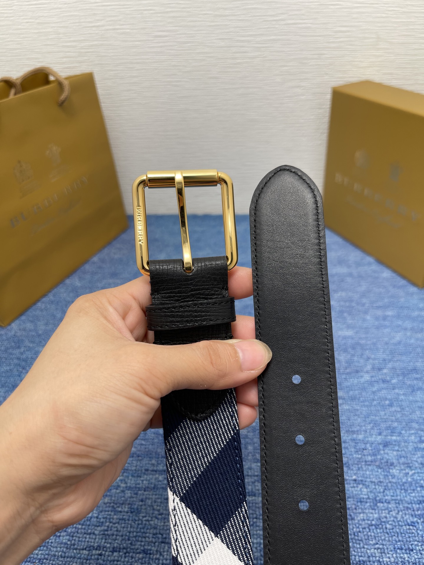🔴 【品牌】 巴宝莉 
🔴 【描述】经典系列新品腰带，采用小牛皮材质，完美搭配手工车线，经典配色，可搭配