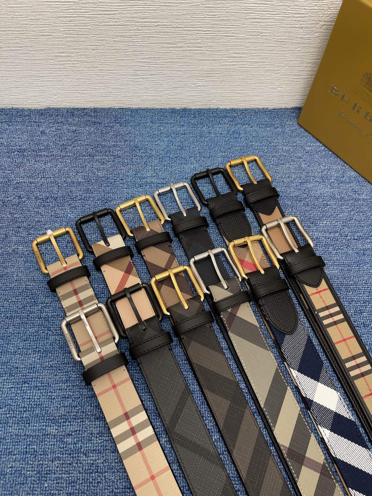 🔴 【品牌】 巴宝莉 
🔴 【描述】经典系列新品腰带，采用小牛皮材质，完美搭配手工车线，经典配色，可搭配
