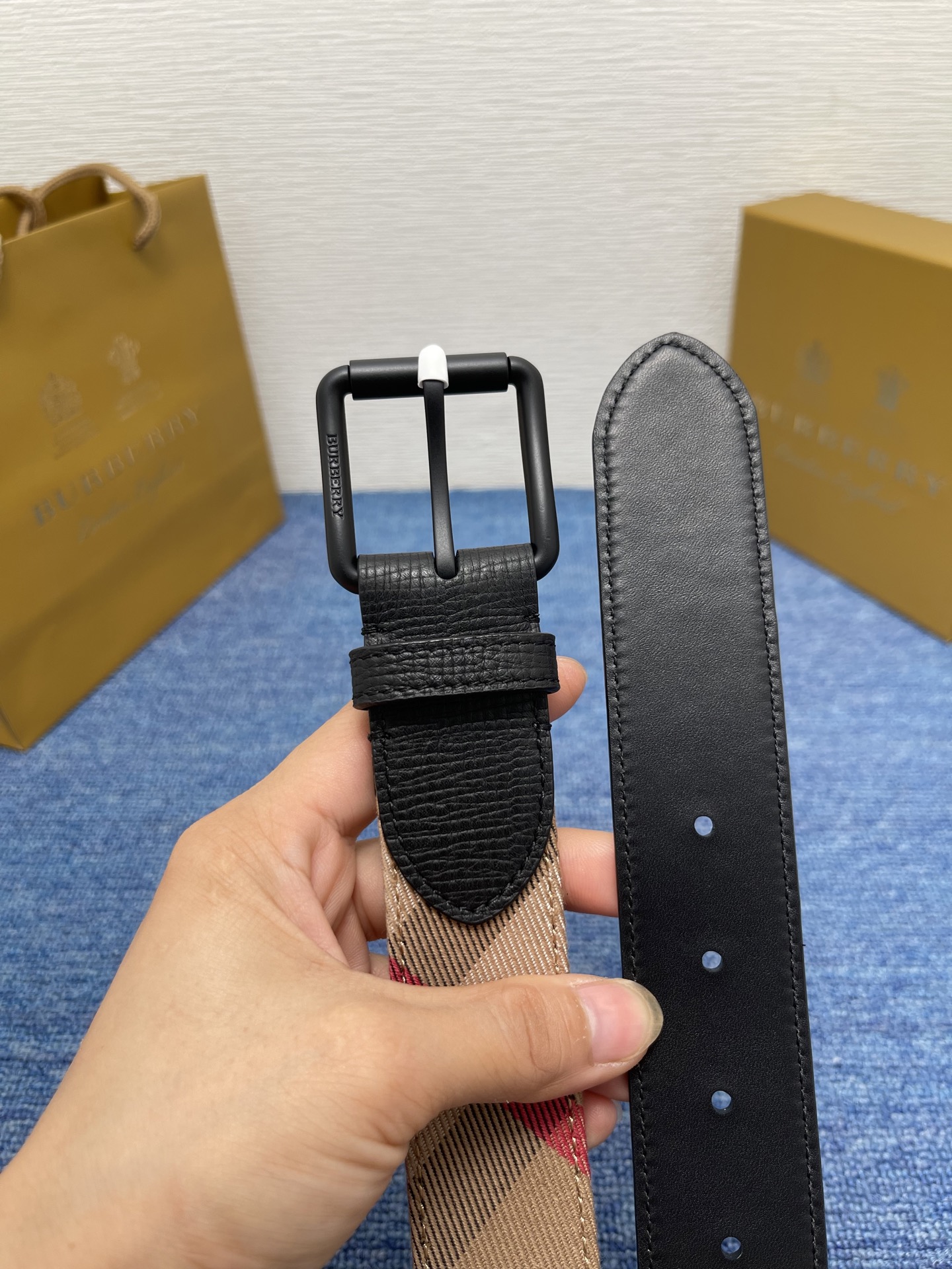 🔴 【品牌】 巴宝莉 
🔴 【描述】经典系列新品腰带，采用小牛皮材质，完美搭配手工车线，经典配色，可搭配
