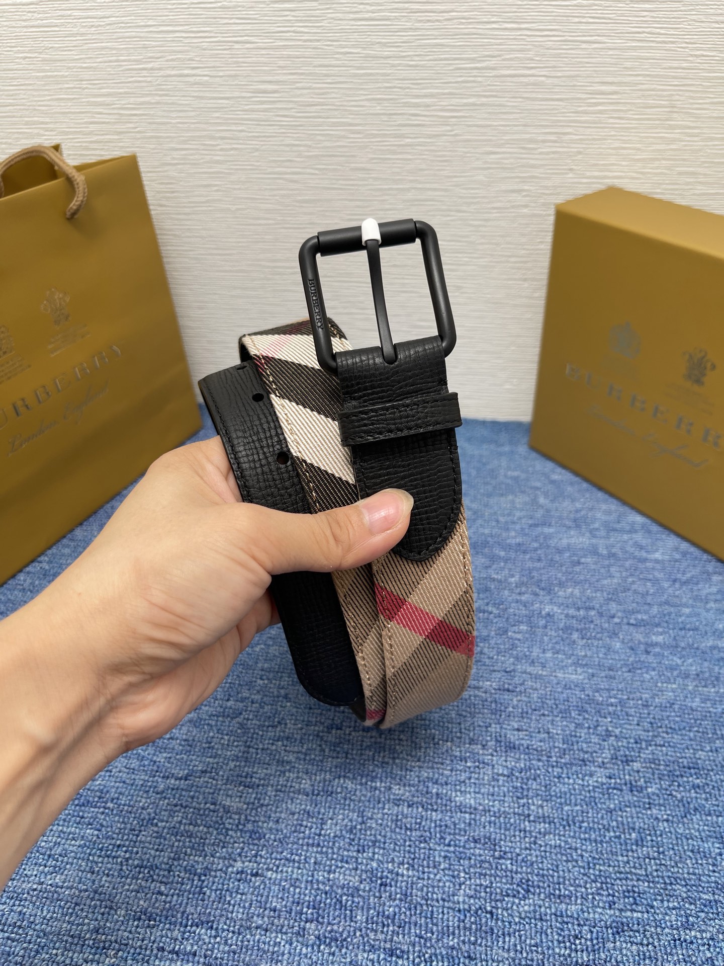 🔴 【品牌】 巴宝莉 
🔴 【描述】经典系列新品腰带，采用小牛皮材质，完美搭配手工车线，经典配色，可搭配