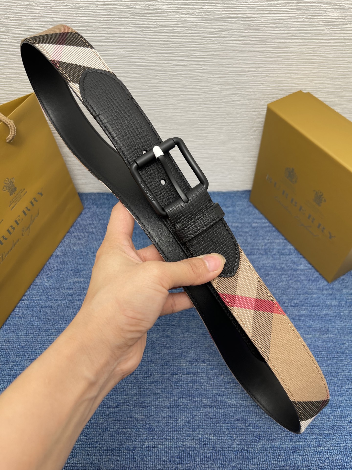 🔴 【品牌】 巴宝莉 
🔴 【描述】经典系列新品腰带，采用小牛皮材质，完美搭配手工车线，经典配色，可搭配