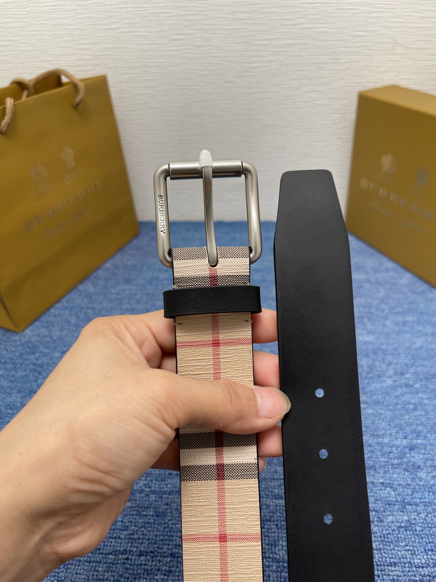 🔴 【品牌】 巴宝莉 
🔴 【描述】经典系列新品腰带，采用小牛皮材质，完美搭配手工车线，经典配色，可搭配
