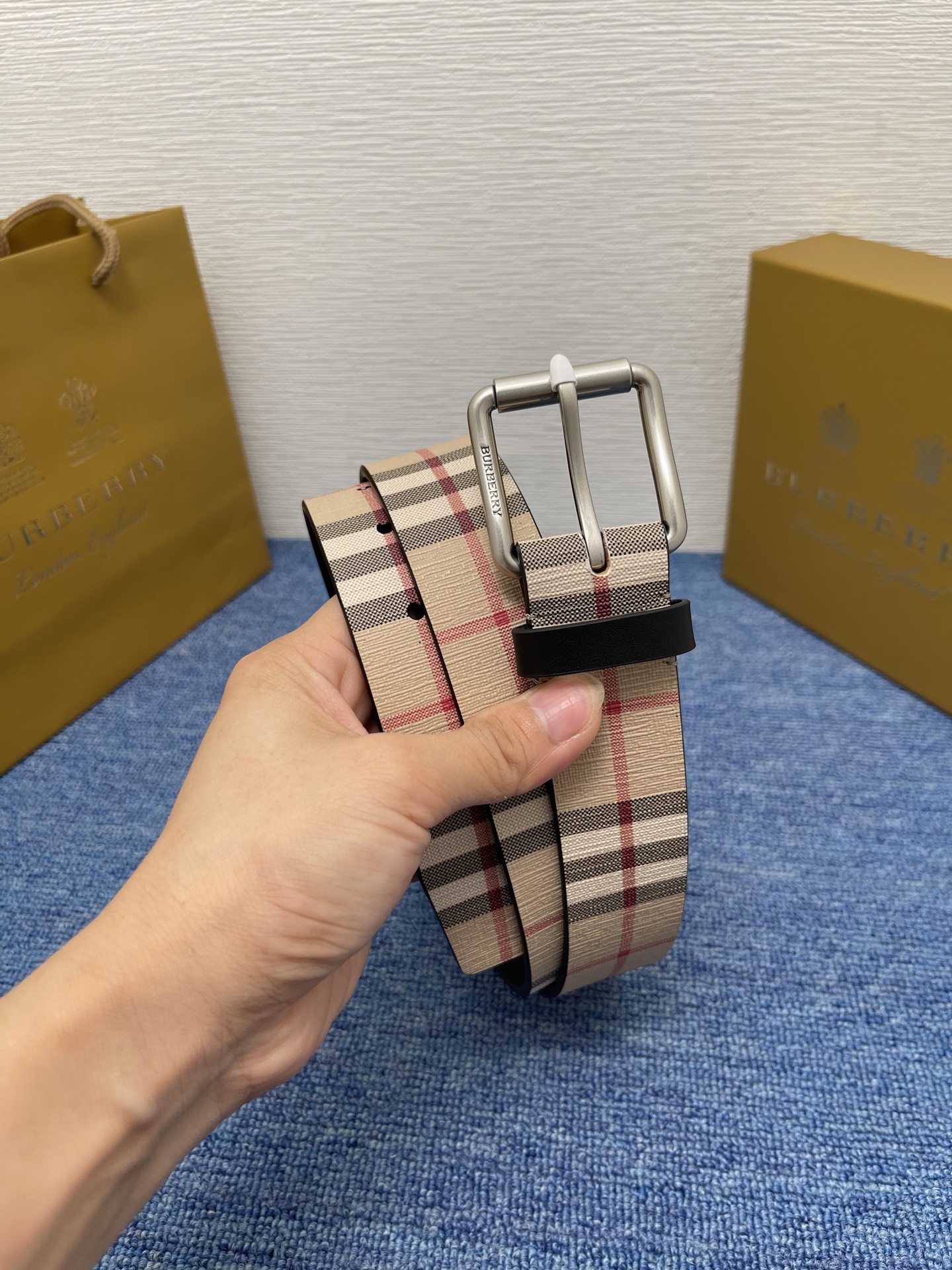 🔴 【品牌】 巴宝莉 
🔴 【描述】经典系列新品腰带，采用小牛皮材质，完美搭配手工车线，经典配色，可搭配