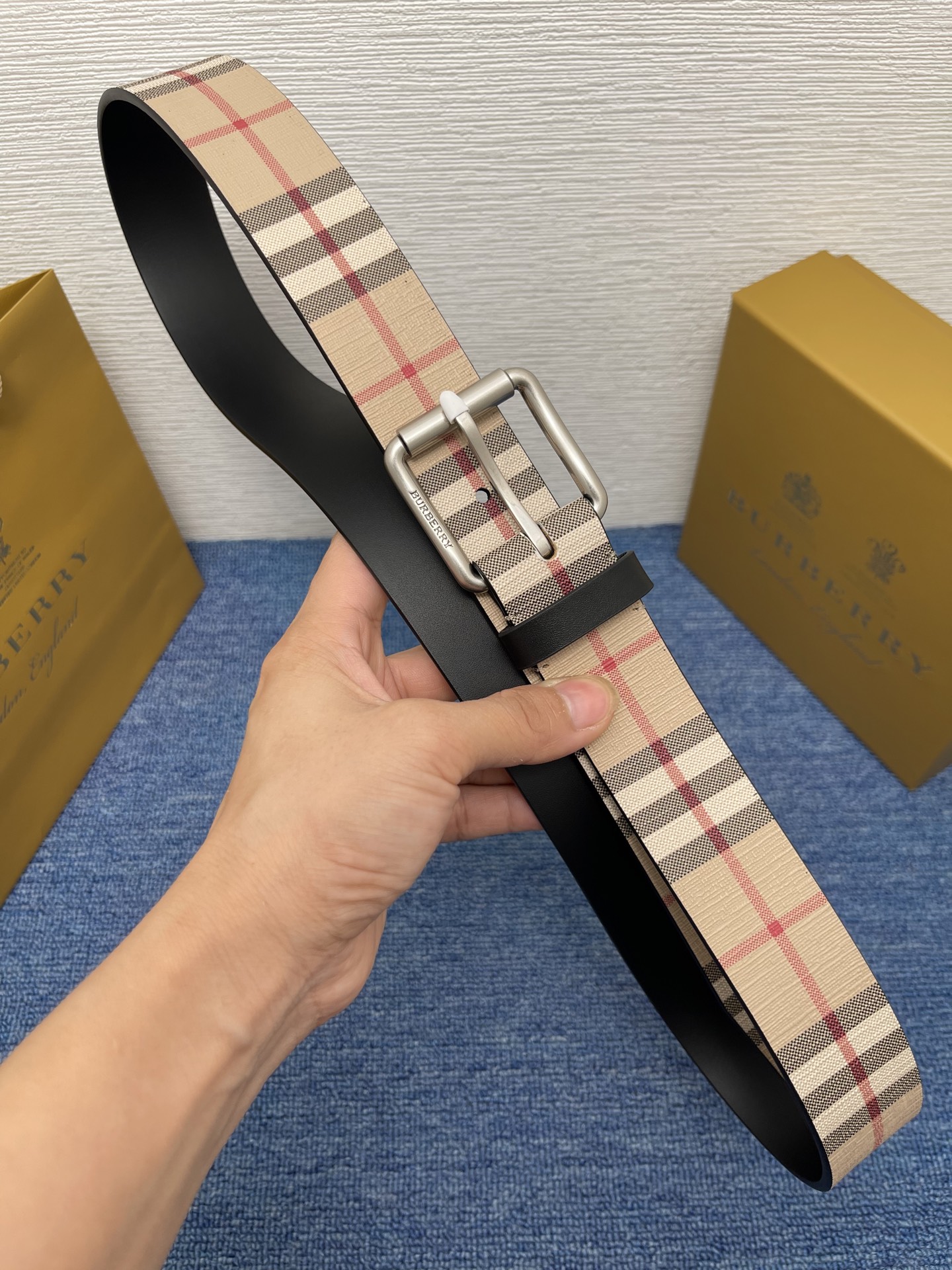 🔴 【品牌】 巴宝莉 
🔴 【描述】经典系列新品腰带，采用小牛皮材质，完美搭配手工车线，经典配色，可搭配
