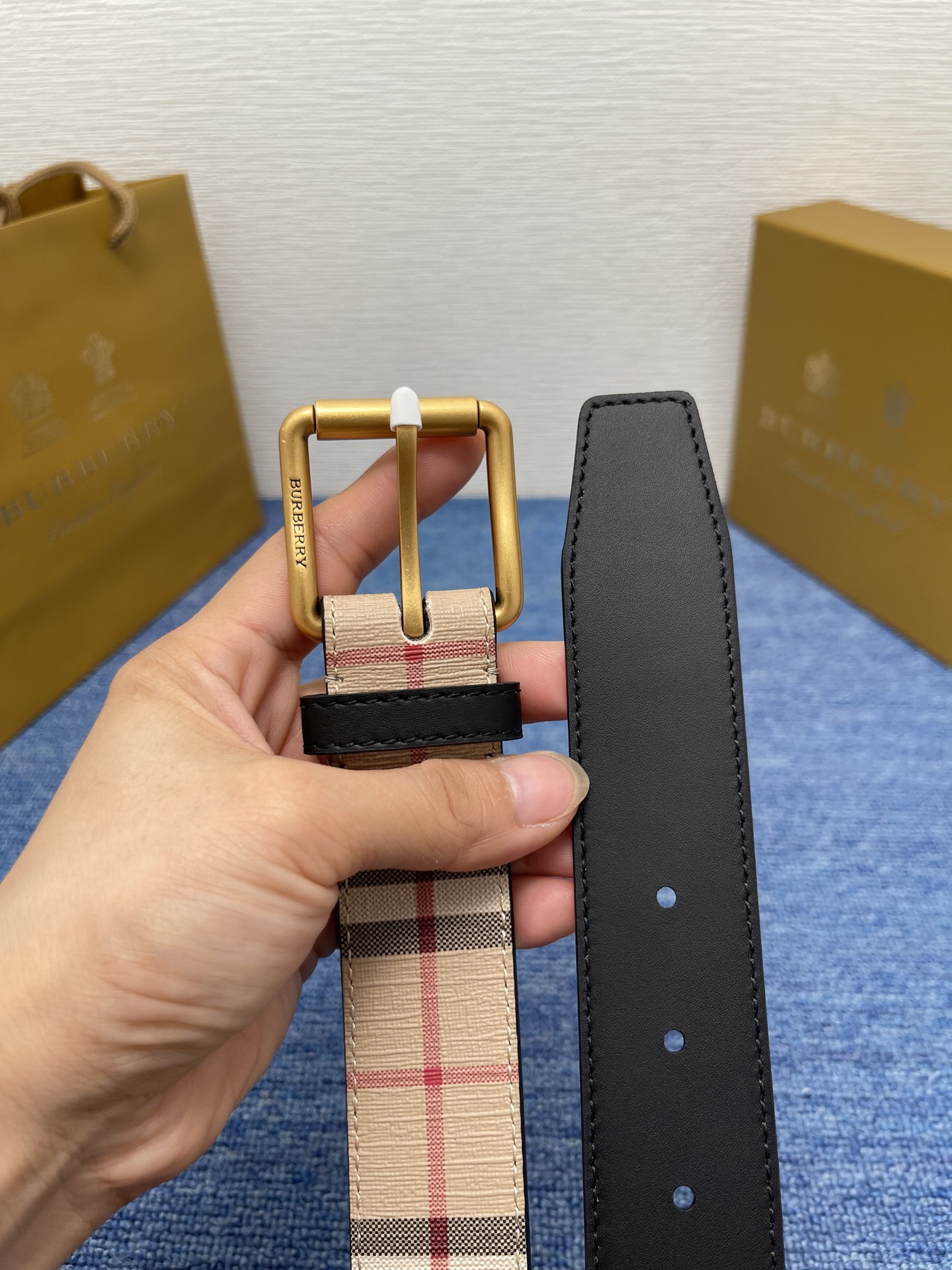 🔴 【品牌】 巴宝莉 
🔴 【描述】经典系列新品腰带，采用小牛皮材质，完美搭配手工车线，经典配色，可搭配
