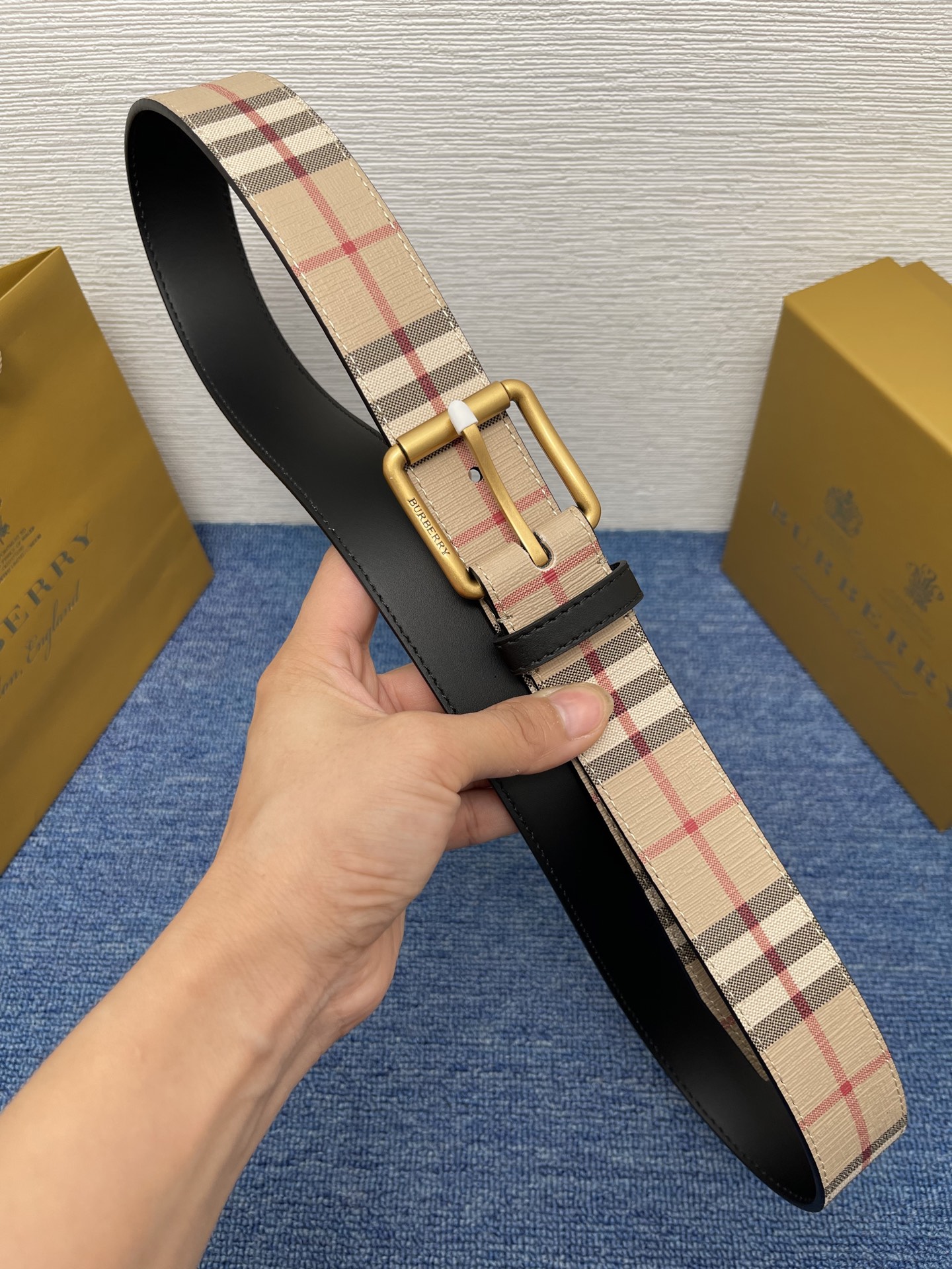 🔴 【品牌】 巴宝莉 
🔴 【描述】经典系列新品腰带，采用小牛皮材质，完美搭配手工车线，经典配色，可搭配