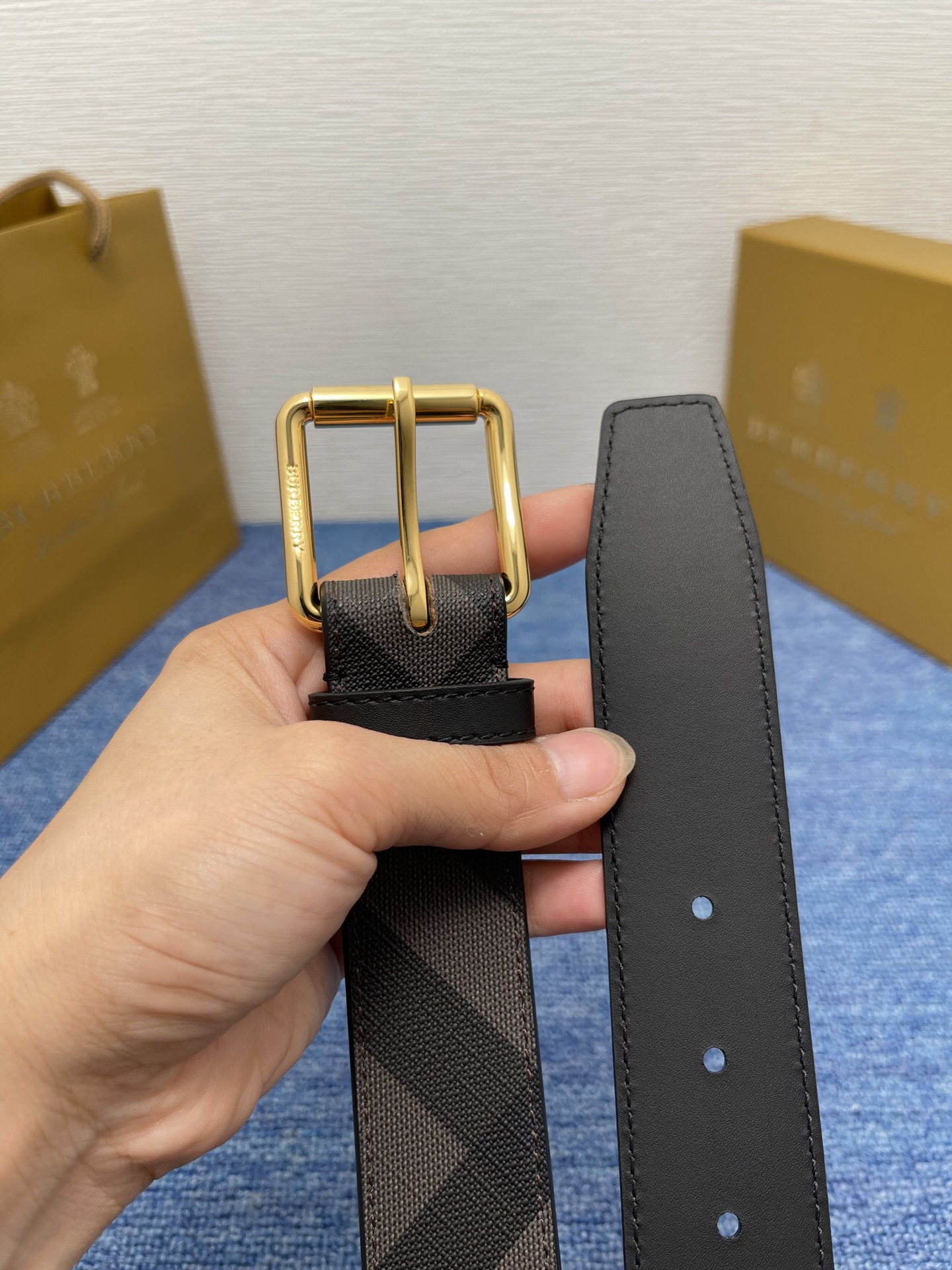 🔴 【品牌】 巴宝莉 
🔴 【描述】经典系列新品腰带，采用小牛皮材质，完美搭配手工车线，经典配色，可搭配