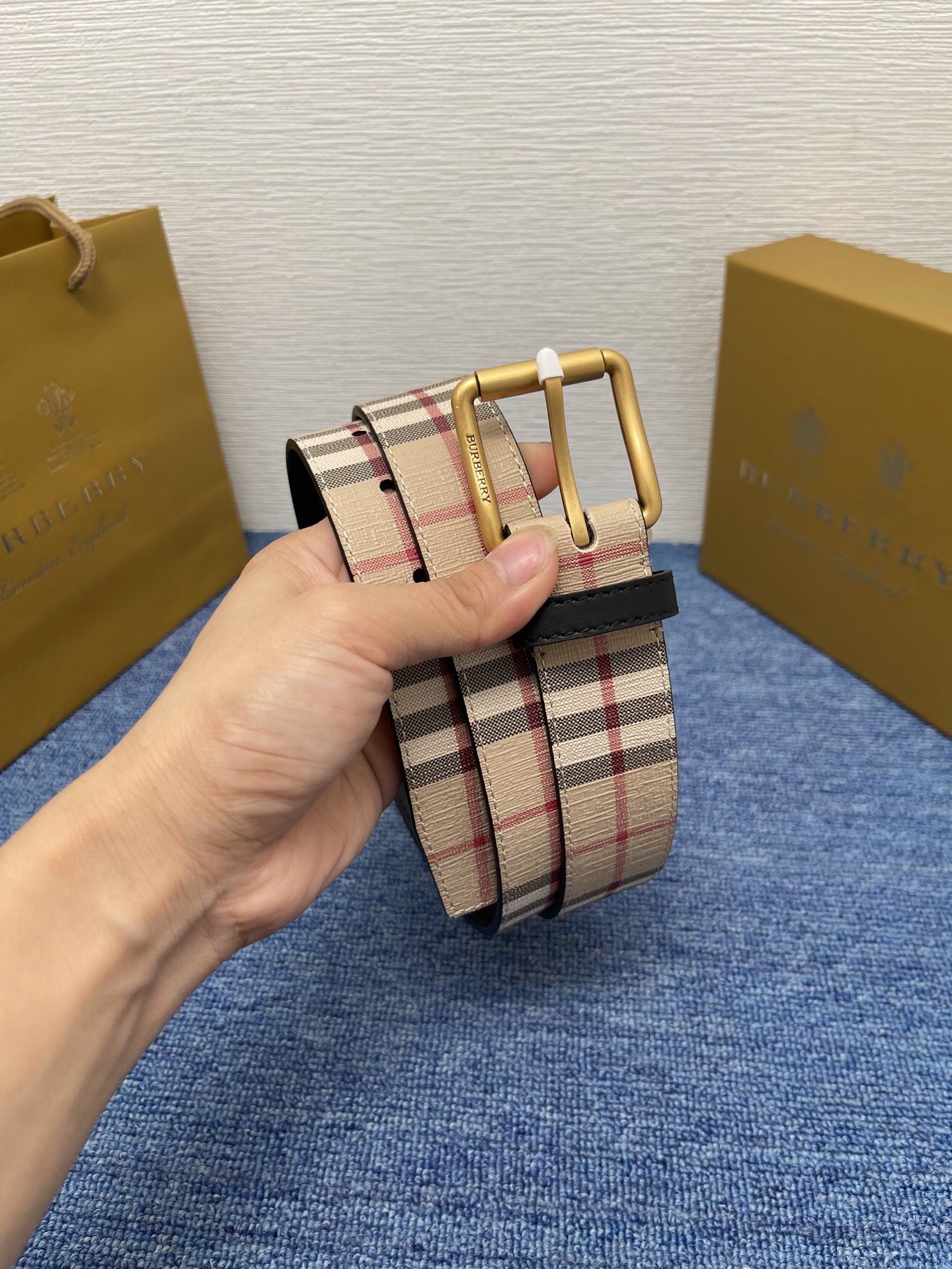 🔴 【品牌】 巴宝莉 
🔴 【描述】经典系列新品腰带，采用小牛皮材质，完美搭配手工车线，经典配色，可搭配