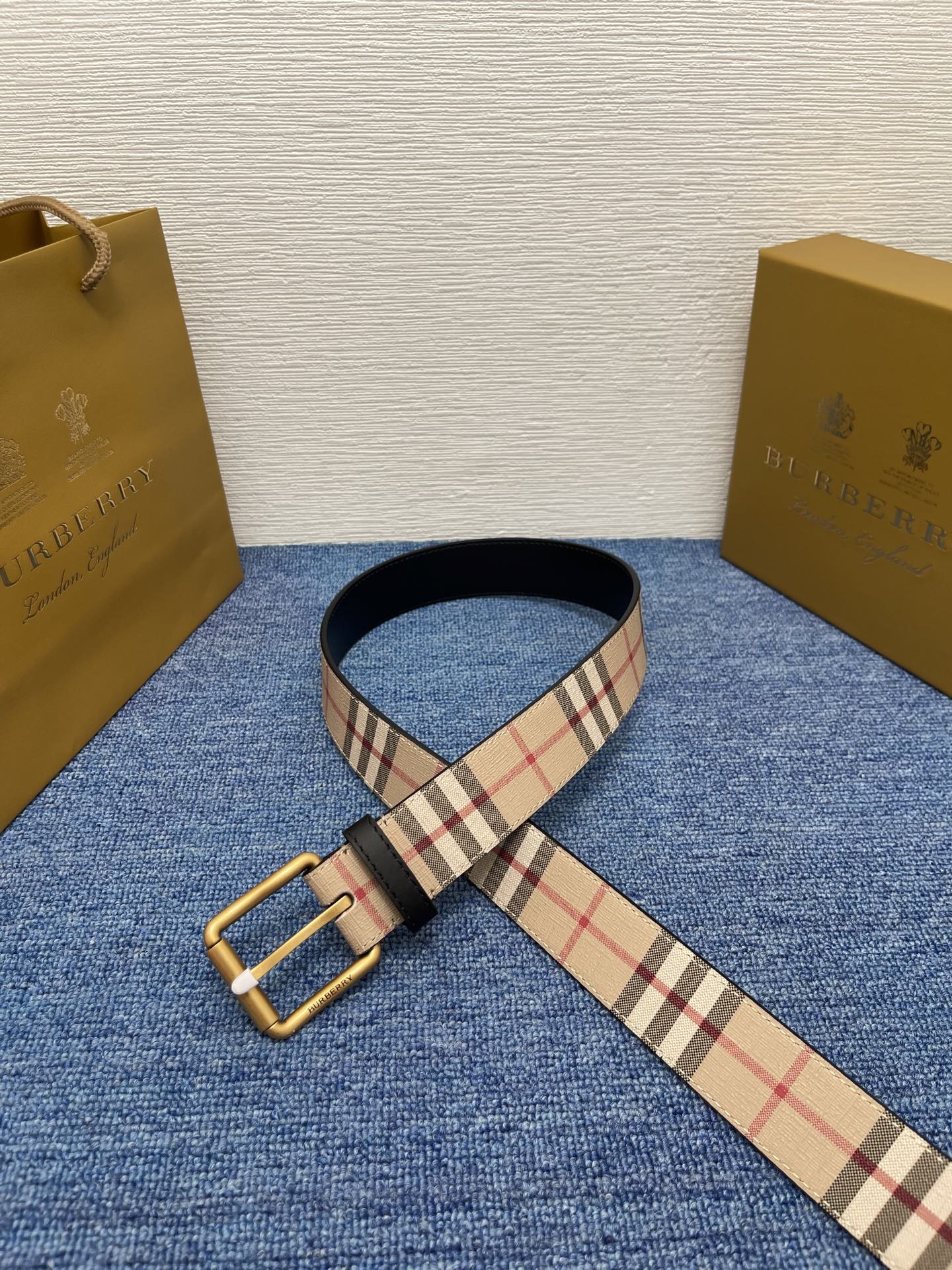 🔴 【品牌】 巴宝莉 
🔴 【描述】经典系列新品腰带，采用小牛皮材质，完美搭配手工车线，经典配色，可搭配