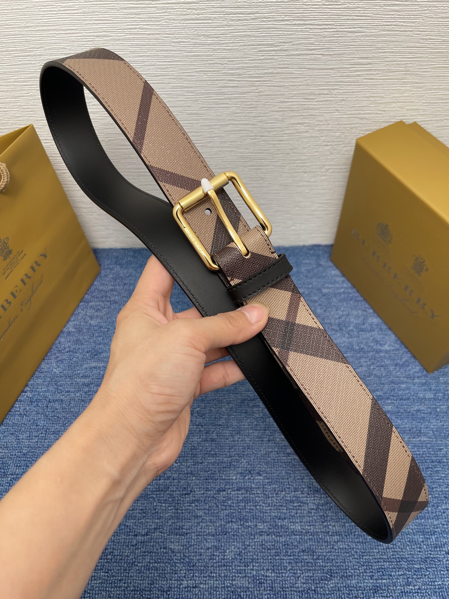 🔴 【品牌】 巴宝莉 
🔴 【描述】经典系列新品腰带，采用小牛皮材质，完美搭配手工车线，经典配色，可搭配