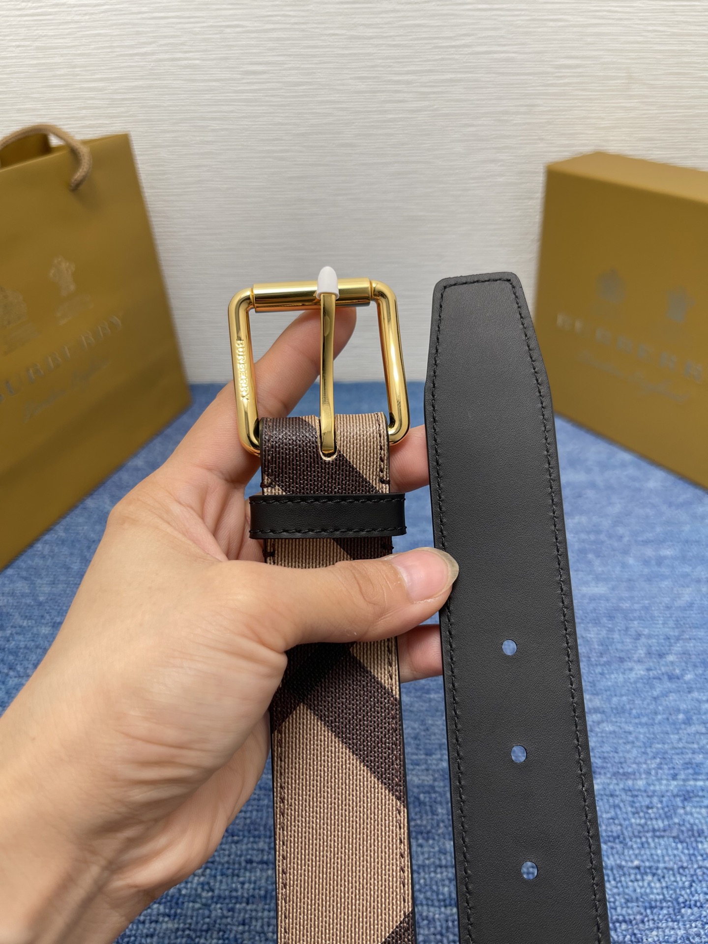 🔴 【品牌】 巴宝莉 
🔴 【描述】经典系列新品腰带，采用小牛皮材质，完美搭配手工车线，经典配色，可搭配