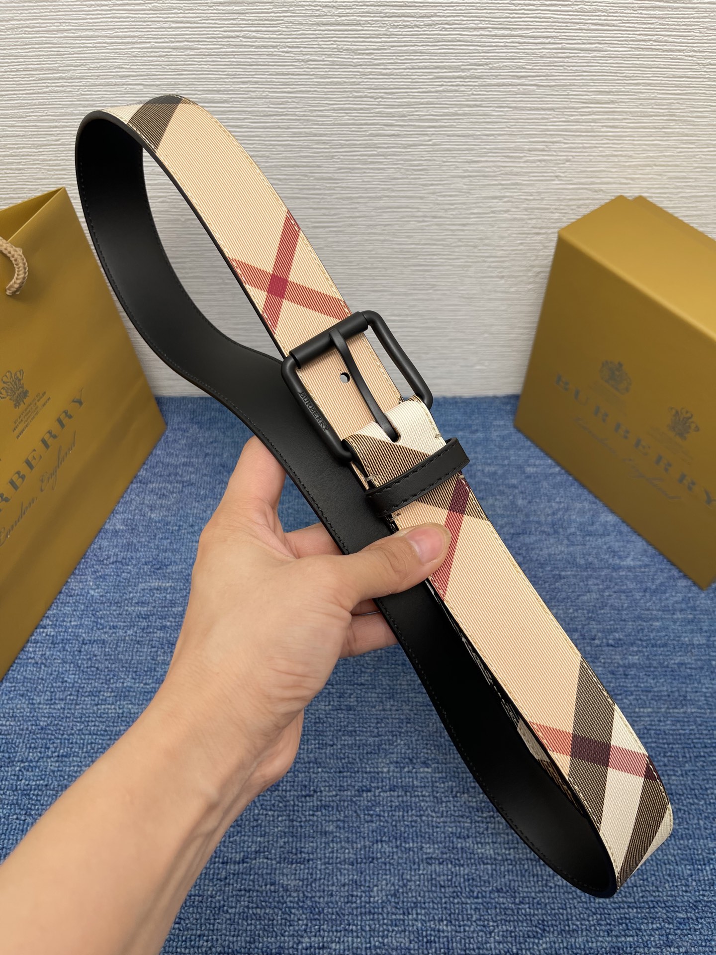 🔴 【品牌】 巴宝莉 
🔴 【描述】经典系列新品腰带，采用小牛皮材质，完美搭配手工车线，经典配色，可搭配