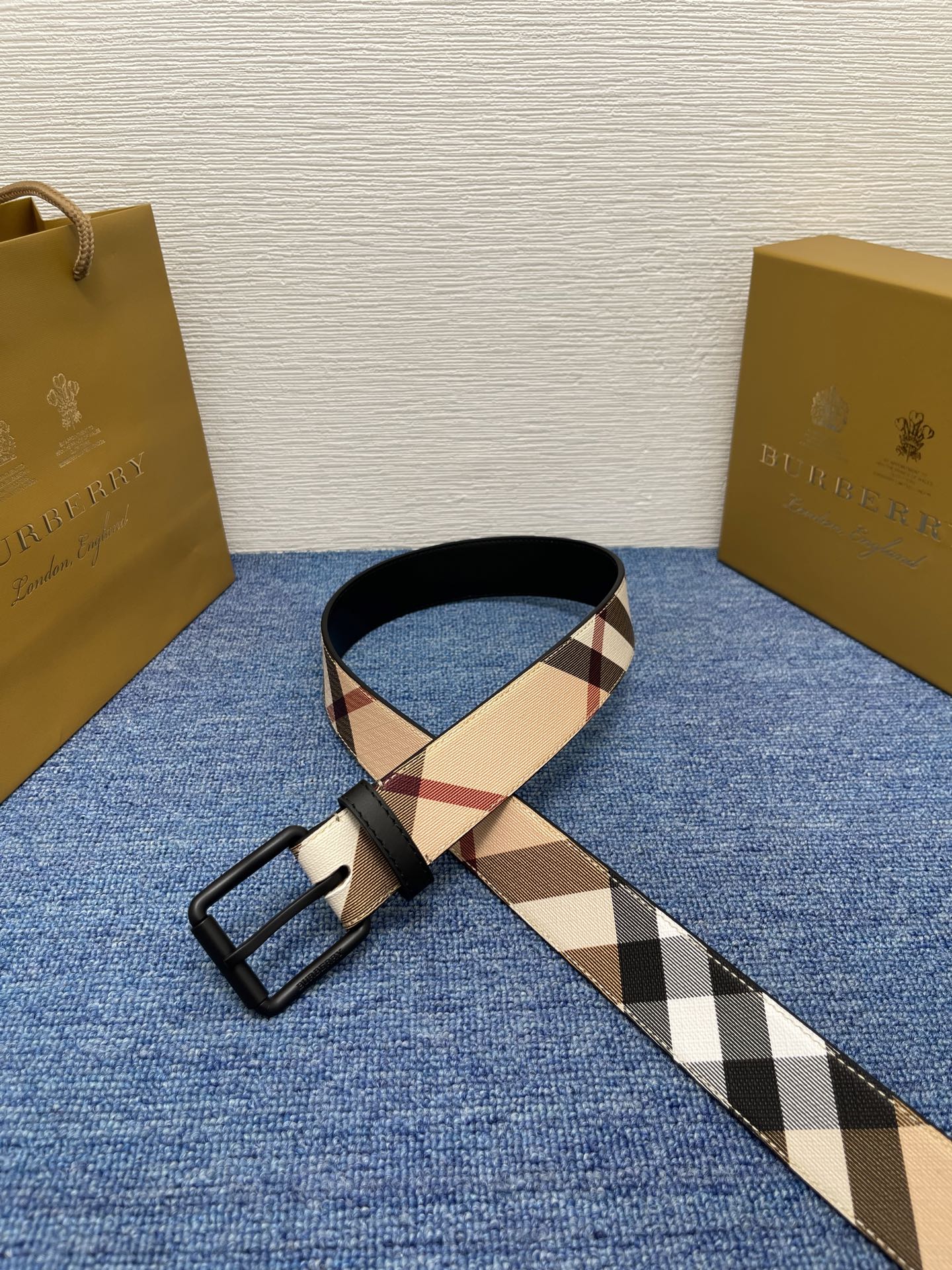 🔴 【品牌】 巴宝莉 
🔴 【描述】经典系列新品腰带，采用小牛皮材质，完美搭配手工车线，经典配色，可搭配