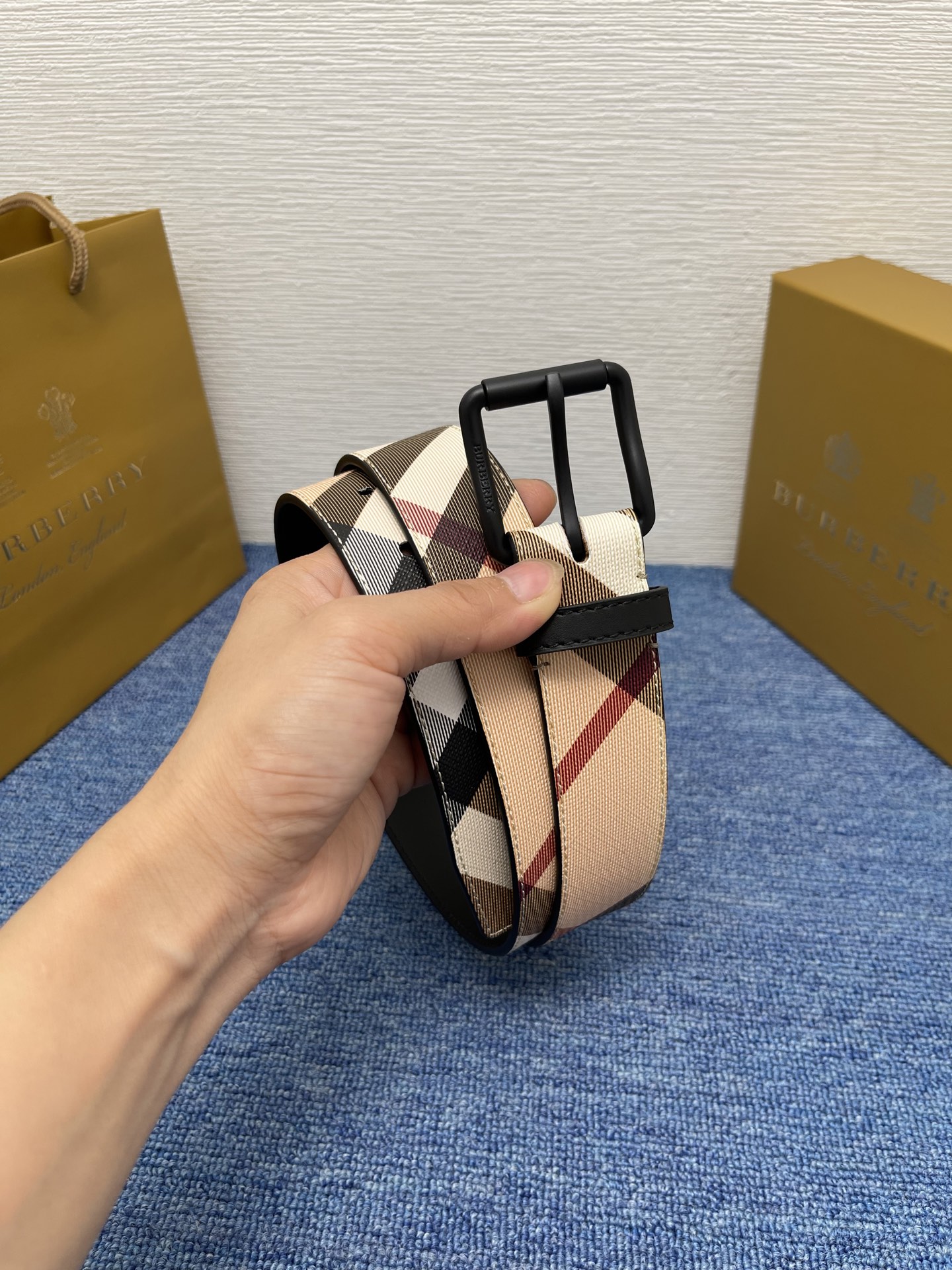 🔴 【品牌】 巴宝莉 
🔴 【描述】经典系列新品腰带，采用小牛皮材质，完美搭配手工车线，经典配色，可搭配