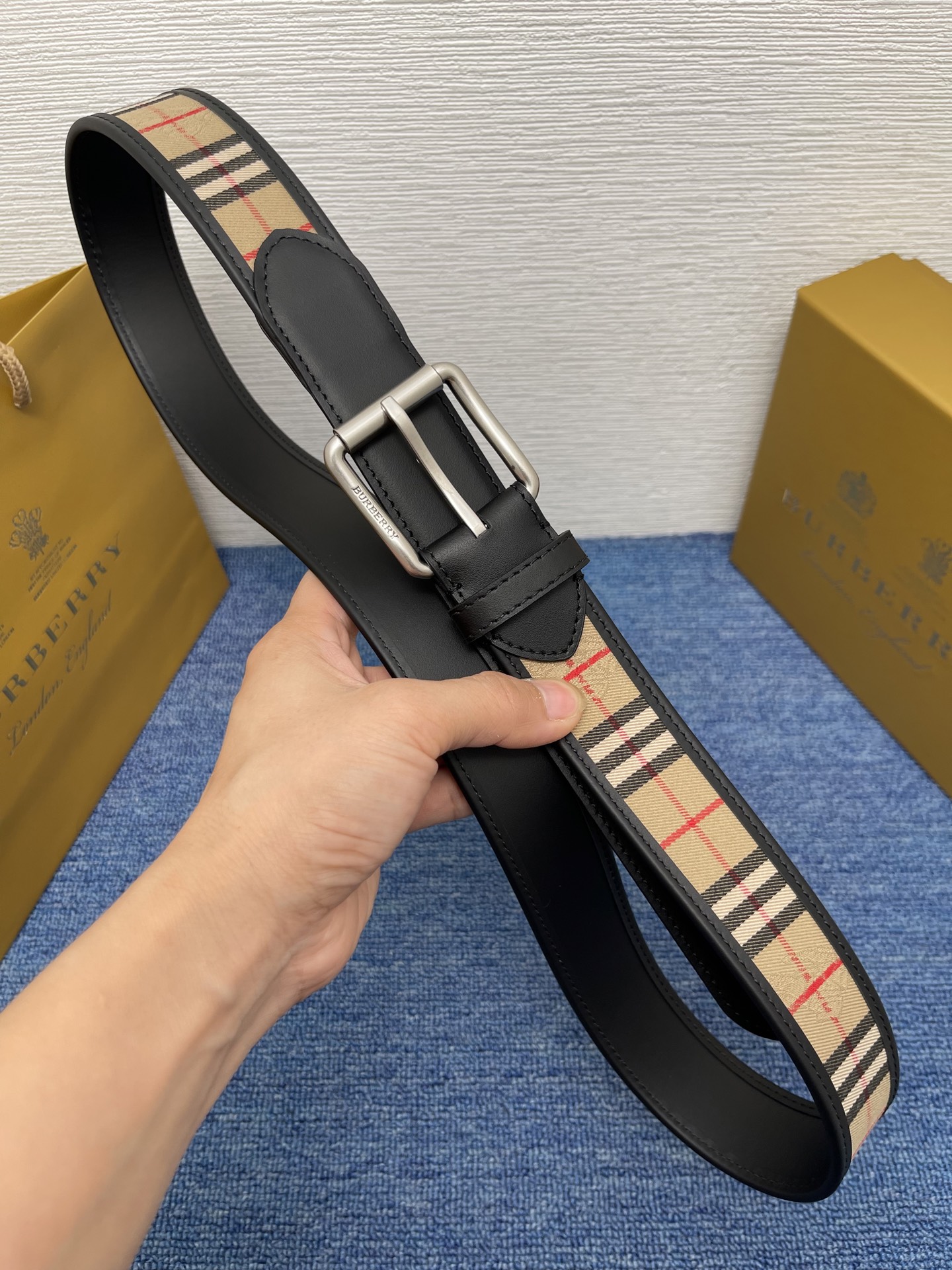 🔴 【品牌】 巴宝莉 
🔴 【描述】经典系列新品腰带，采用小牛皮材质，完美搭配手工车线，经典配色，可搭配