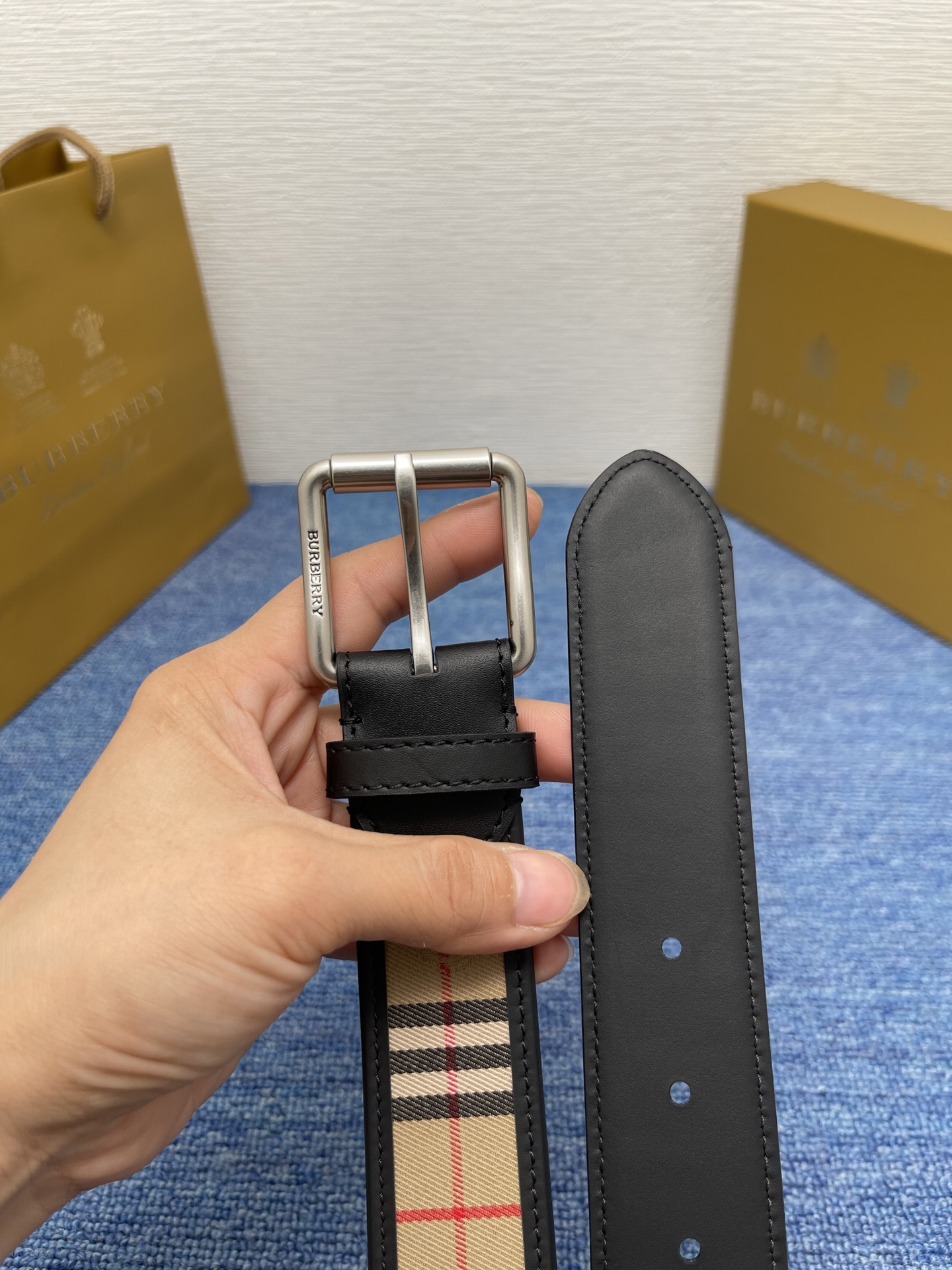 🔴 【品牌】 巴宝莉 
🔴 【描述】经典系列新品腰带，采用小牛皮材质，完美搭配手工车线，经典配色，可搭配