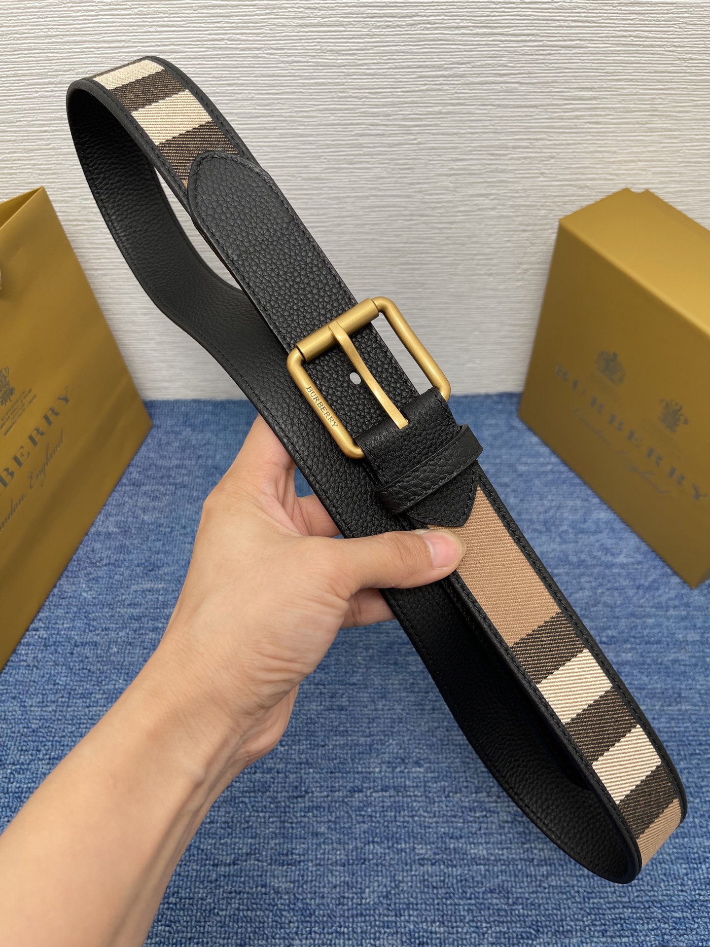 🔴 【品牌】 巴宝莉 
🔴 【描述】经典系列新品腰带，采用小牛皮材质，完美搭配手工车线，经典配色，可搭配