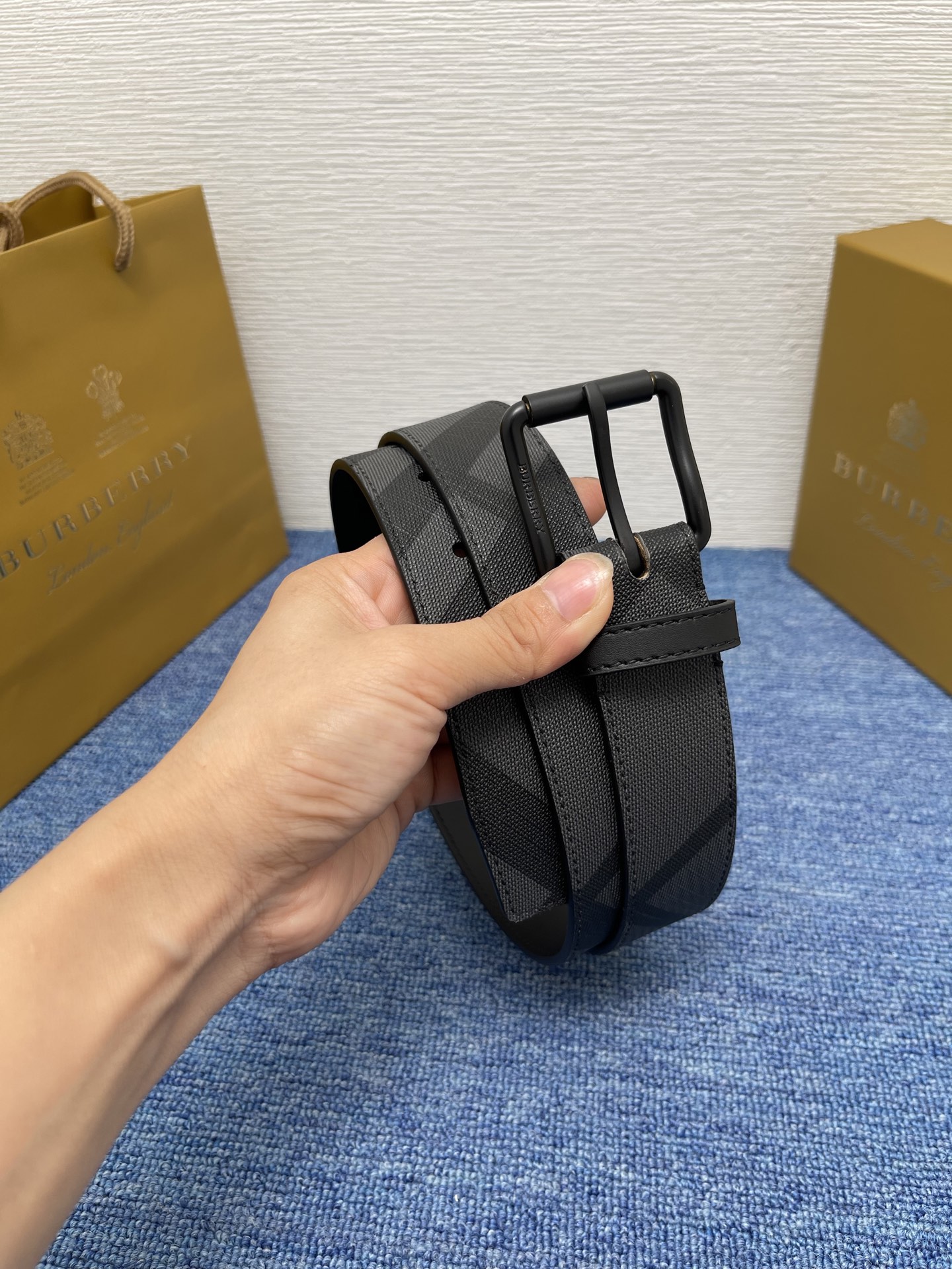 🔴 【品牌】 巴宝莉 
🔴 【描述】经典系列新品腰带，采用小牛皮材质，完美搭配手工车线，经典配色，可搭配
