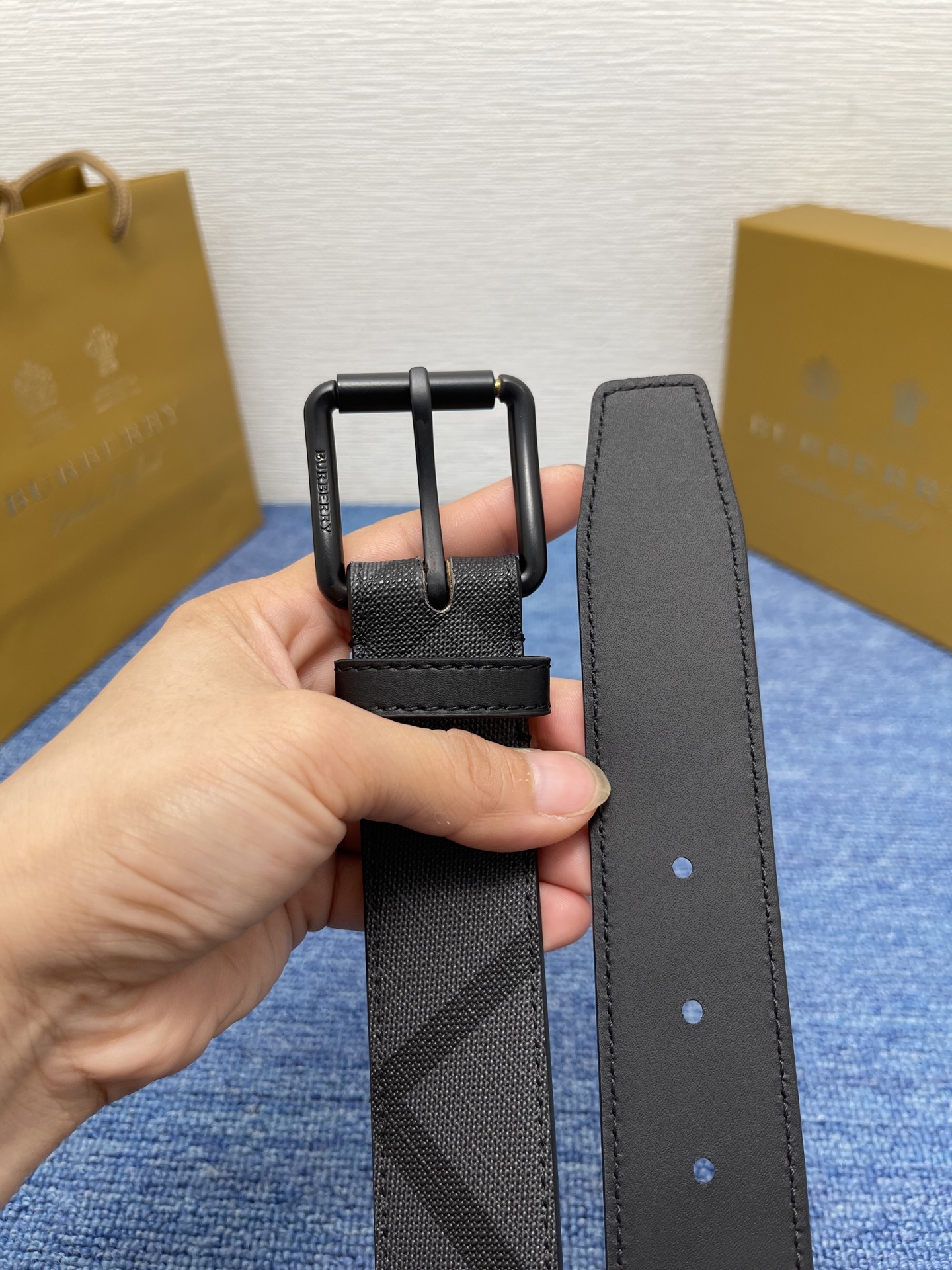 🔴 【品牌】 巴宝莉 
🔴 【描述】经典系列新品腰带，采用小牛皮材质，完美搭配手工车线，经典配色，可搭配