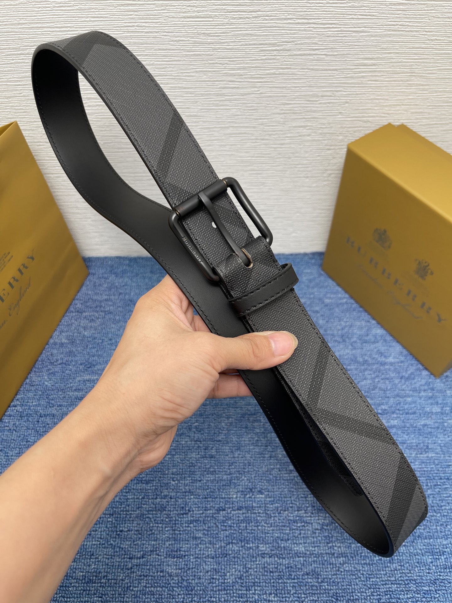 🔴 【品牌】 巴宝莉 
🔴 【描述】经典系列新品腰带，采用小牛皮材质，完美搭配手工车线，经典配色，可搭配