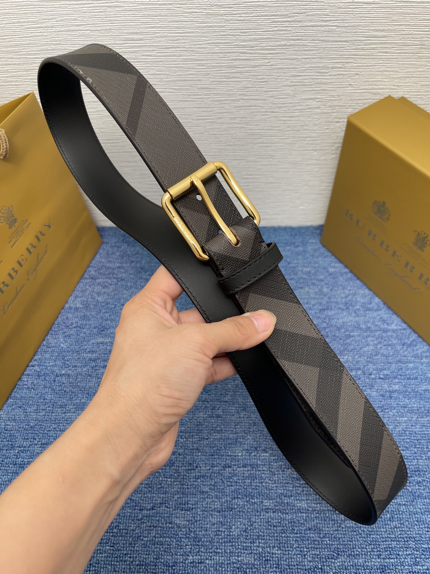 🔴 【品牌】 巴宝莉 
🔴 【描述】经典系列新品腰带，采用小牛皮材质，完美搭配手工车线，经典配色，可搭配