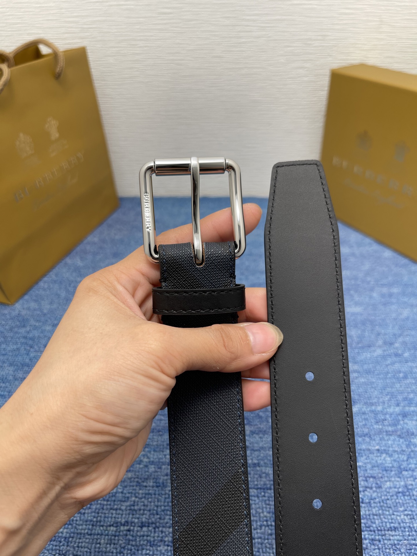 🔴 【品牌】 巴宝莉 
🔴 【描述】经典系列新品腰带，采用小牛皮材质，完美搭配手工车线，经典配色，可搭配