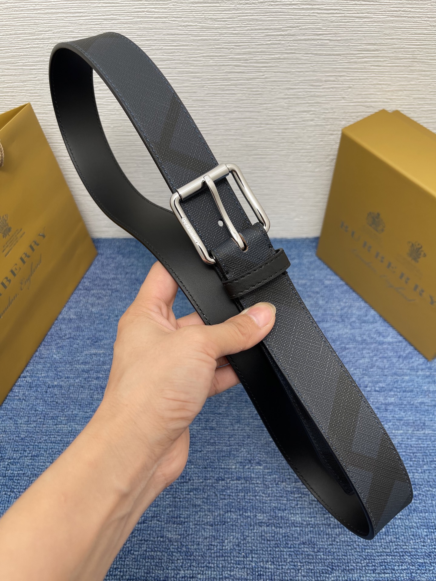 🔴 【品牌】 巴宝莉 
🔴 【描述】经典系列新品腰带，采用小牛皮材质，完美搭配手工车线，经典配色，可搭配