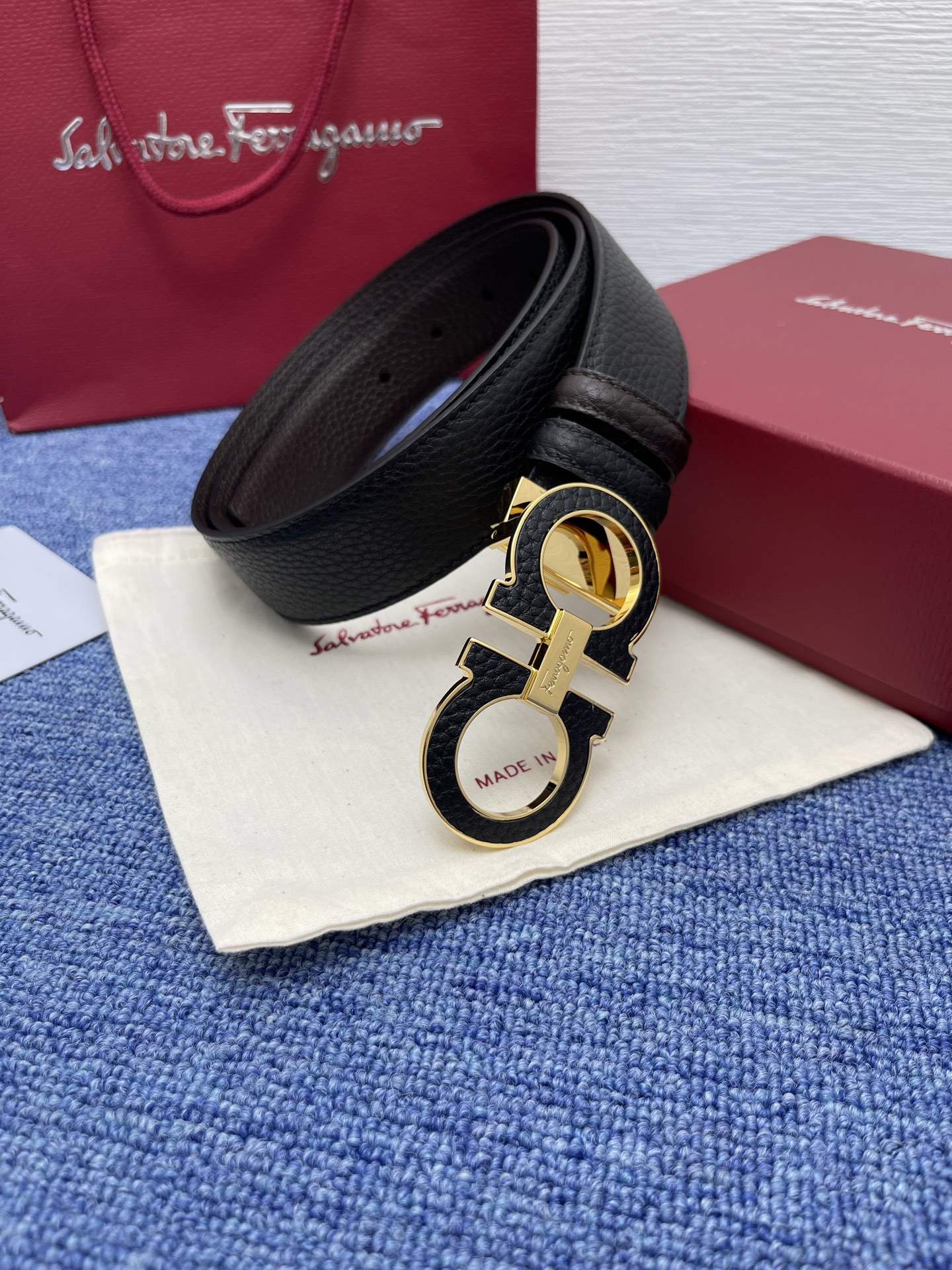 🔴 【品牌】菲拉.格慕  3.5cm. 
🔴 【描述】这款皮带采用天然粒纹皮革材质，颇具都市风范，细节充