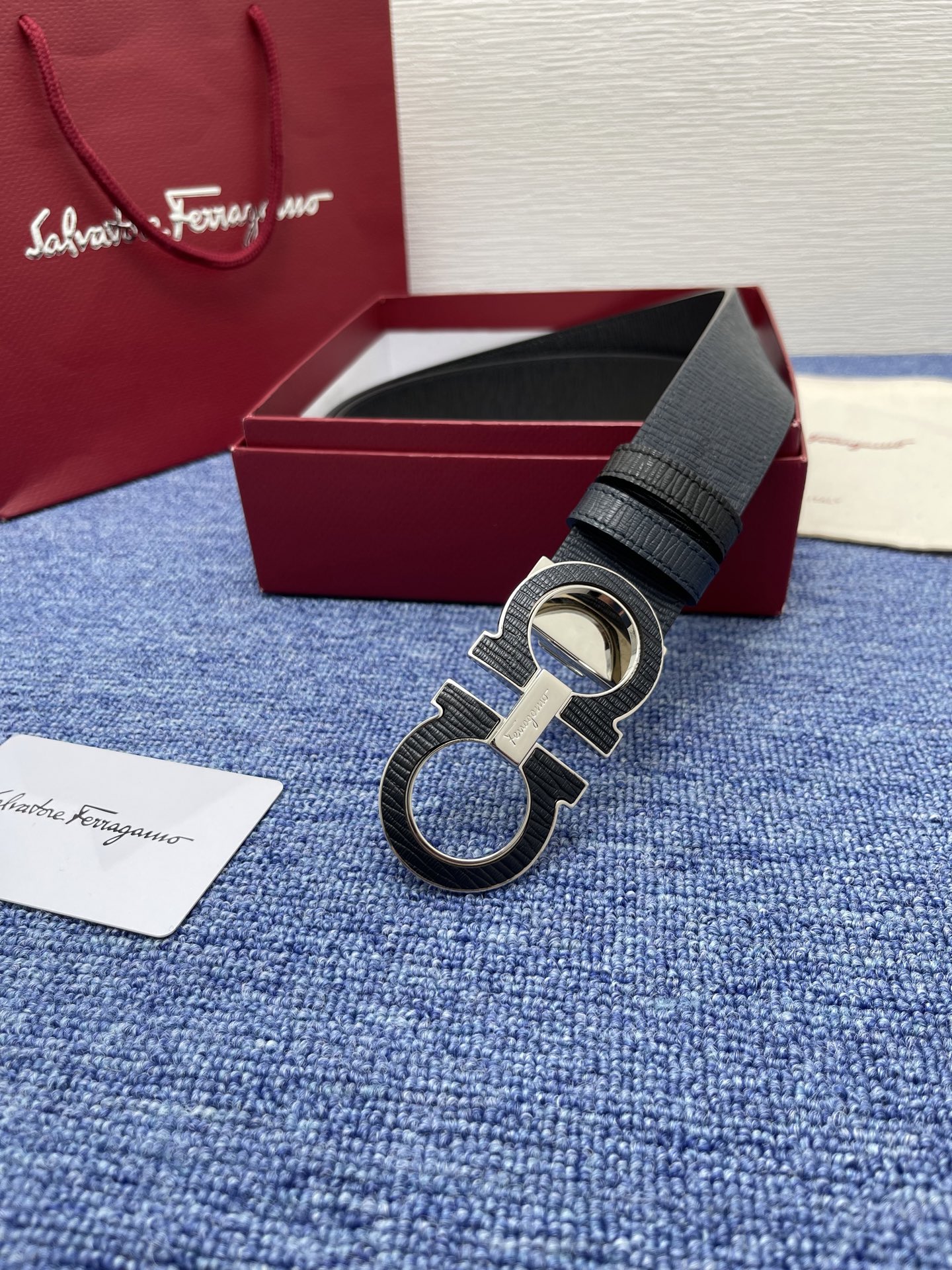 🔴 【品牌】菲拉.格慕  3.5cm. 
🔴 【描述】这款皮带采用天然粒纹皮革材质，颇具都市风范，细节充