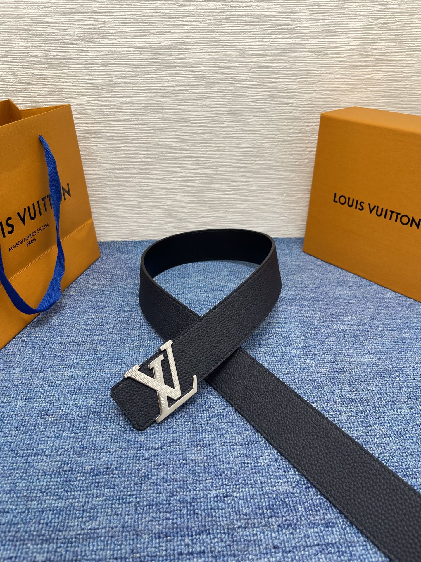 🔴 【品牌】LV  4．0cm 
🔴 【描述】这款饰有LV带扣的腰带配以水牛皮衬里，覆以Monogram