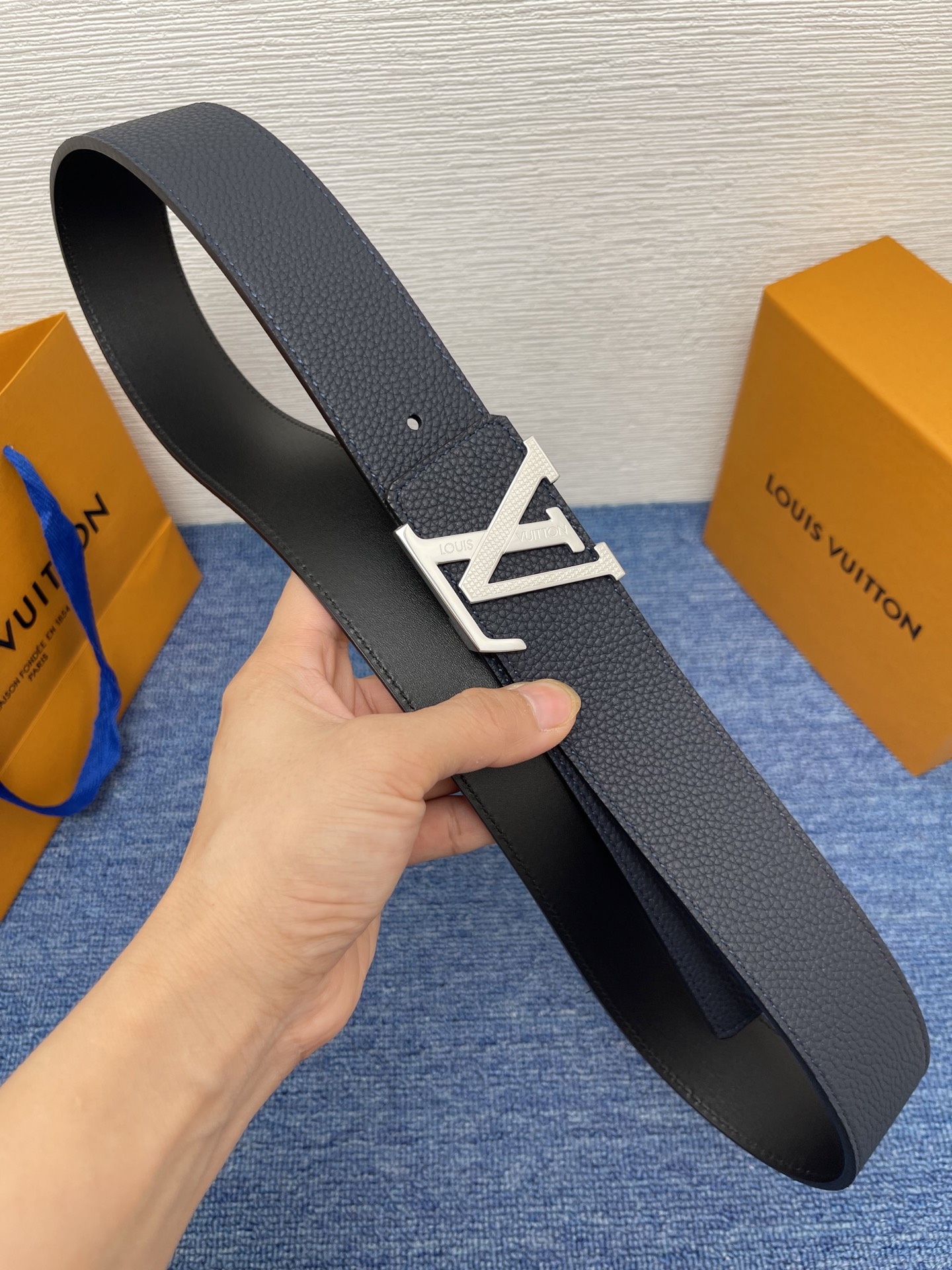 🔴 【品牌】LV  4．0cm 
🔴 【描述】这款饰有LV带扣的腰带配以水牛皮衬里，覆以Monogram