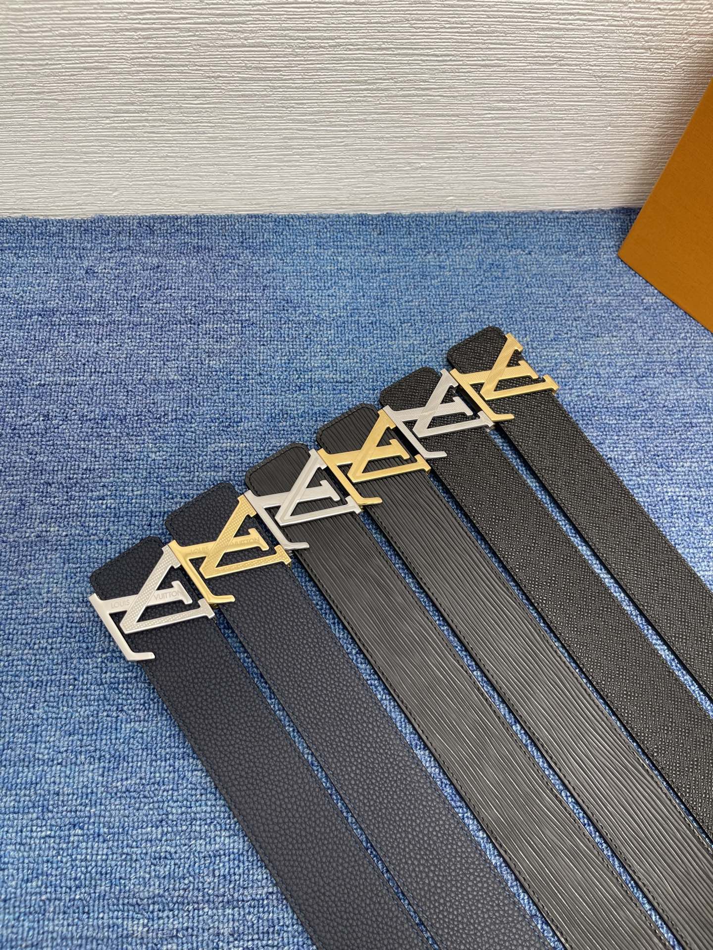 🔴 【品牌】LV  4．0cm 
🔴 【描述】这款饰有LV带扣的腰带配以水牛皮衬里，覆以Monogram