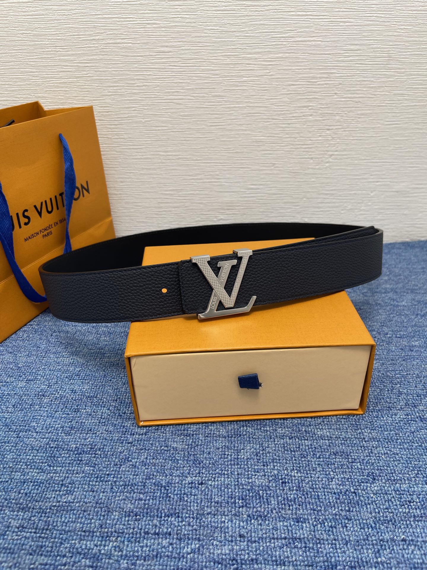 🔴 【品牌】LV  4．0cm 
🔴 【描述】这款饰有LV带扣的腰带配以水牛皮衬里，覆以Monogram