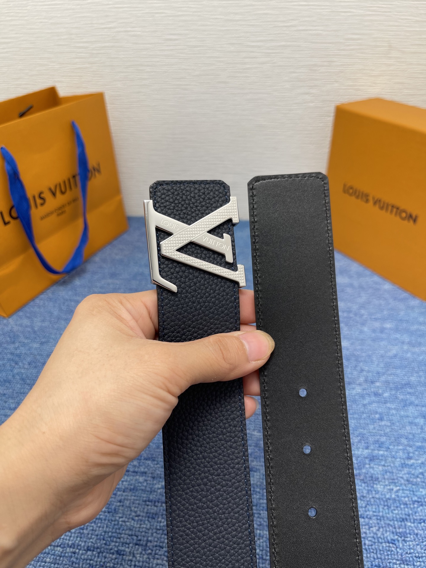 🔴 【品牌】LV  4．0cm 
🔴 【描述】这款饰有LV带扣的腰带配以水牛皮衬里，覆以Monogram