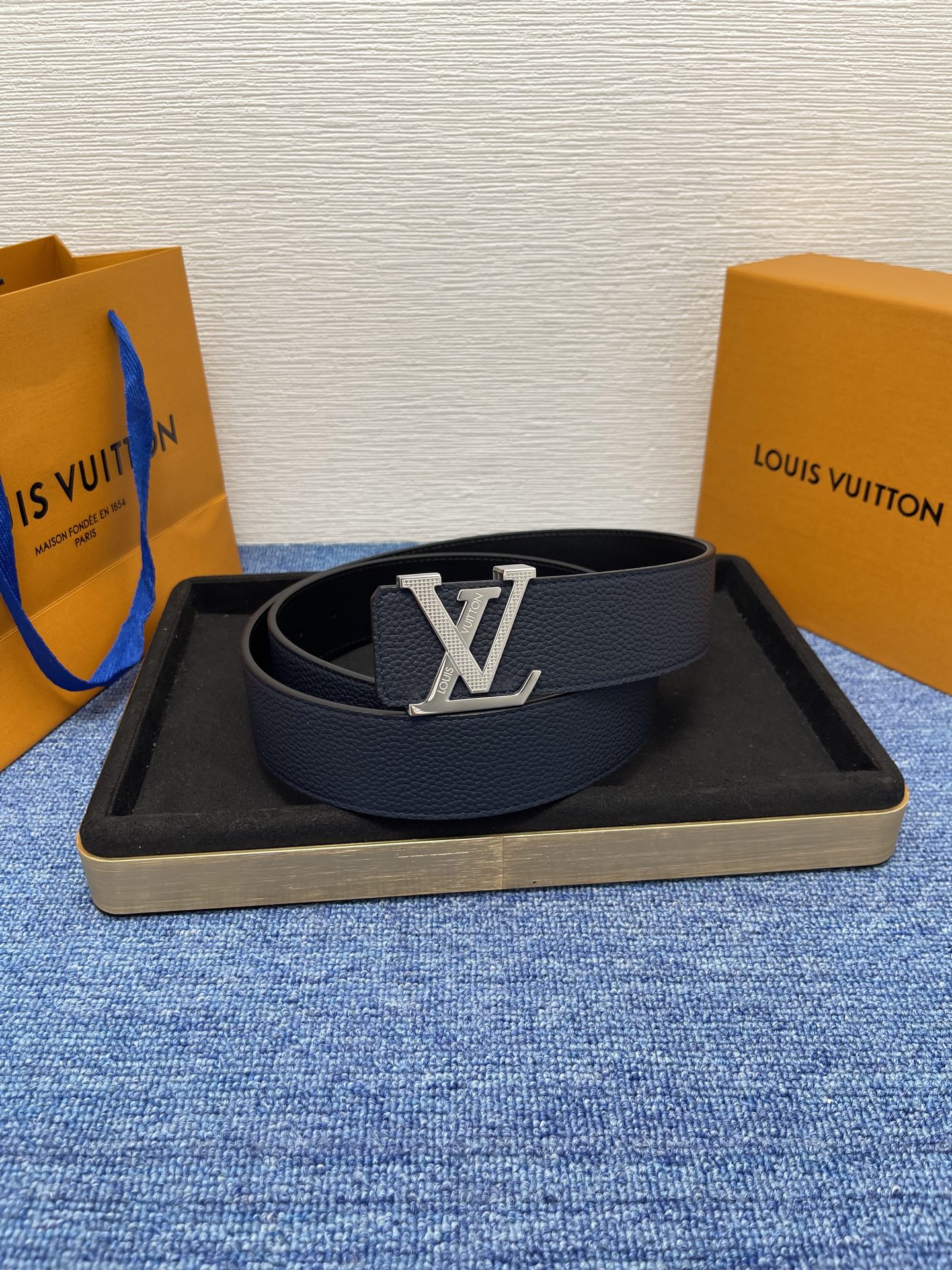 🔴 【品牌】LV  4．0cm 
🔴 【描述】这款饰有LV带扣的腰带配以水牛皮衬里，覆以Monogram