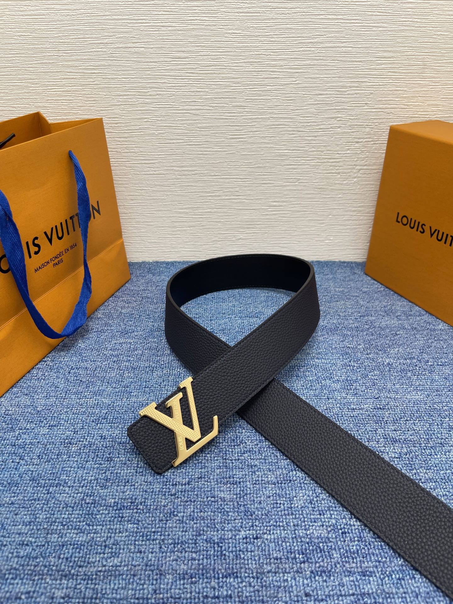 🔴 【品牌】LV  4．0cm 
🔴 【描述】这款饰有LV带扣的腰带配以水牛皮衬里，覆以Monogram