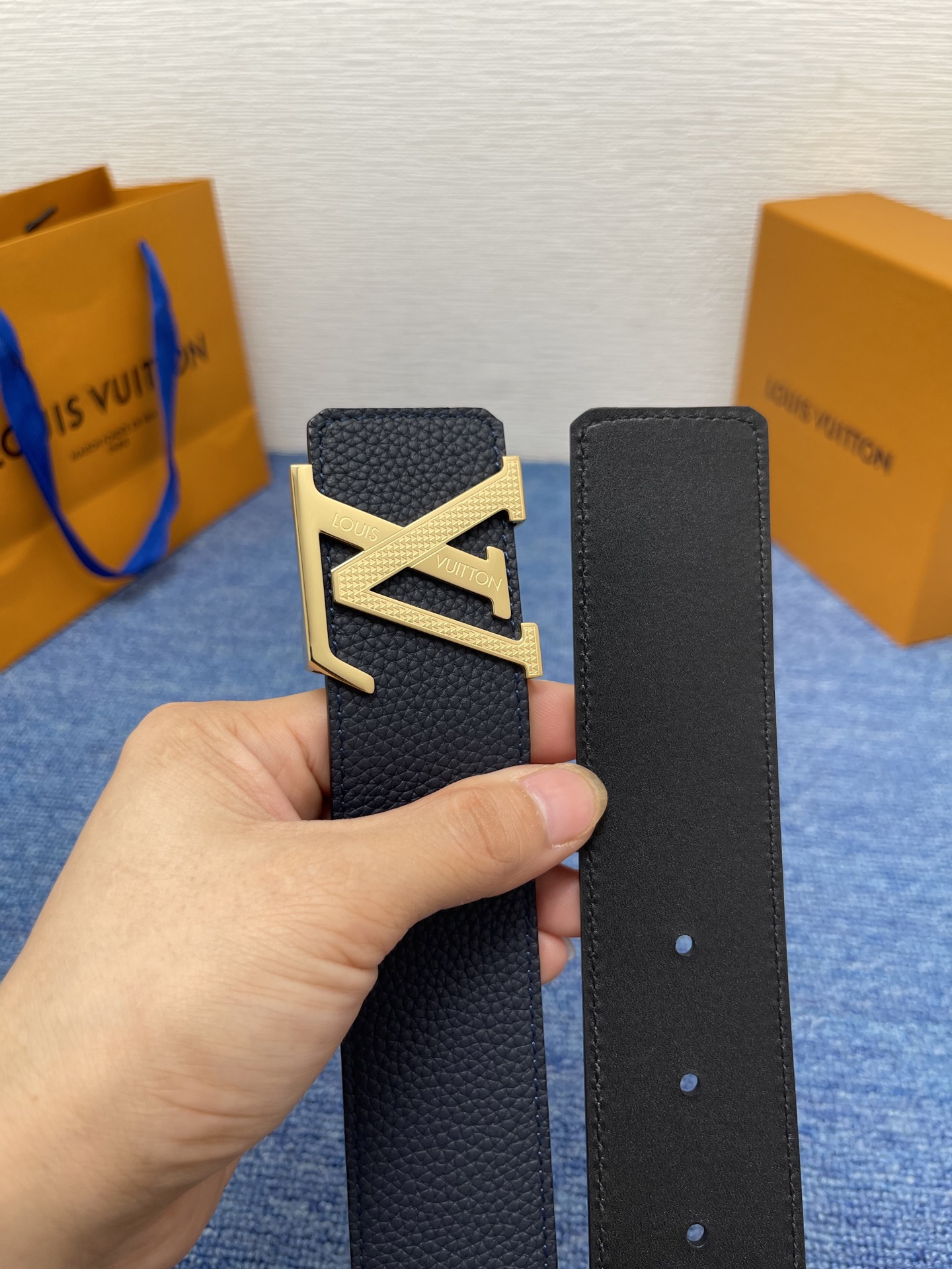 🔴 【品牌】LV  4．0cm 
🔴 【描述】这款饰有LV带扣的腰带配以水牛皮衬里，覆以Monogram