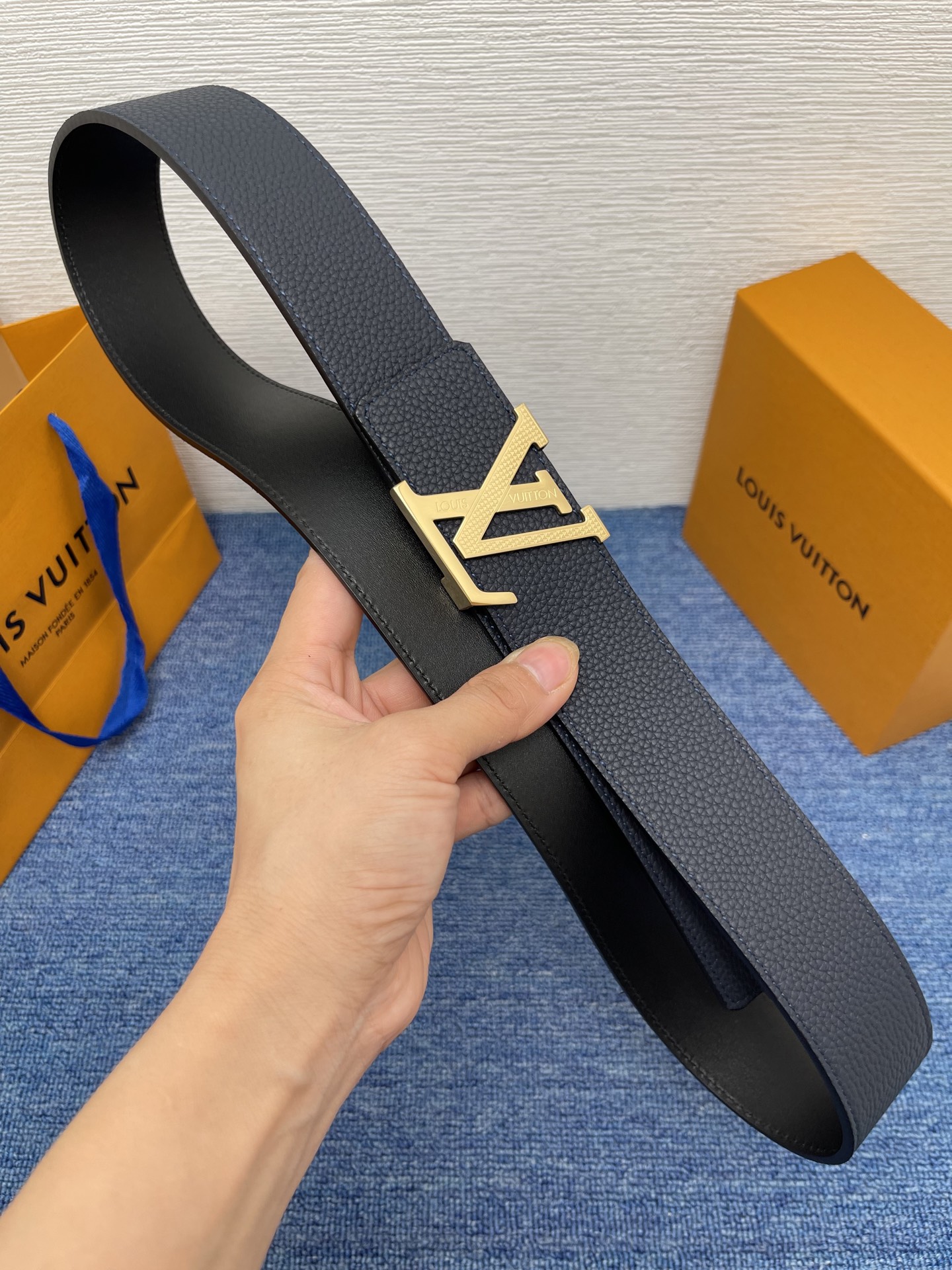 🔴 【品牌】LV  4．0cm 
🔴 【描述】这款饰有LV带扣的腰带配以水牛皮衬里，覆以Monogram