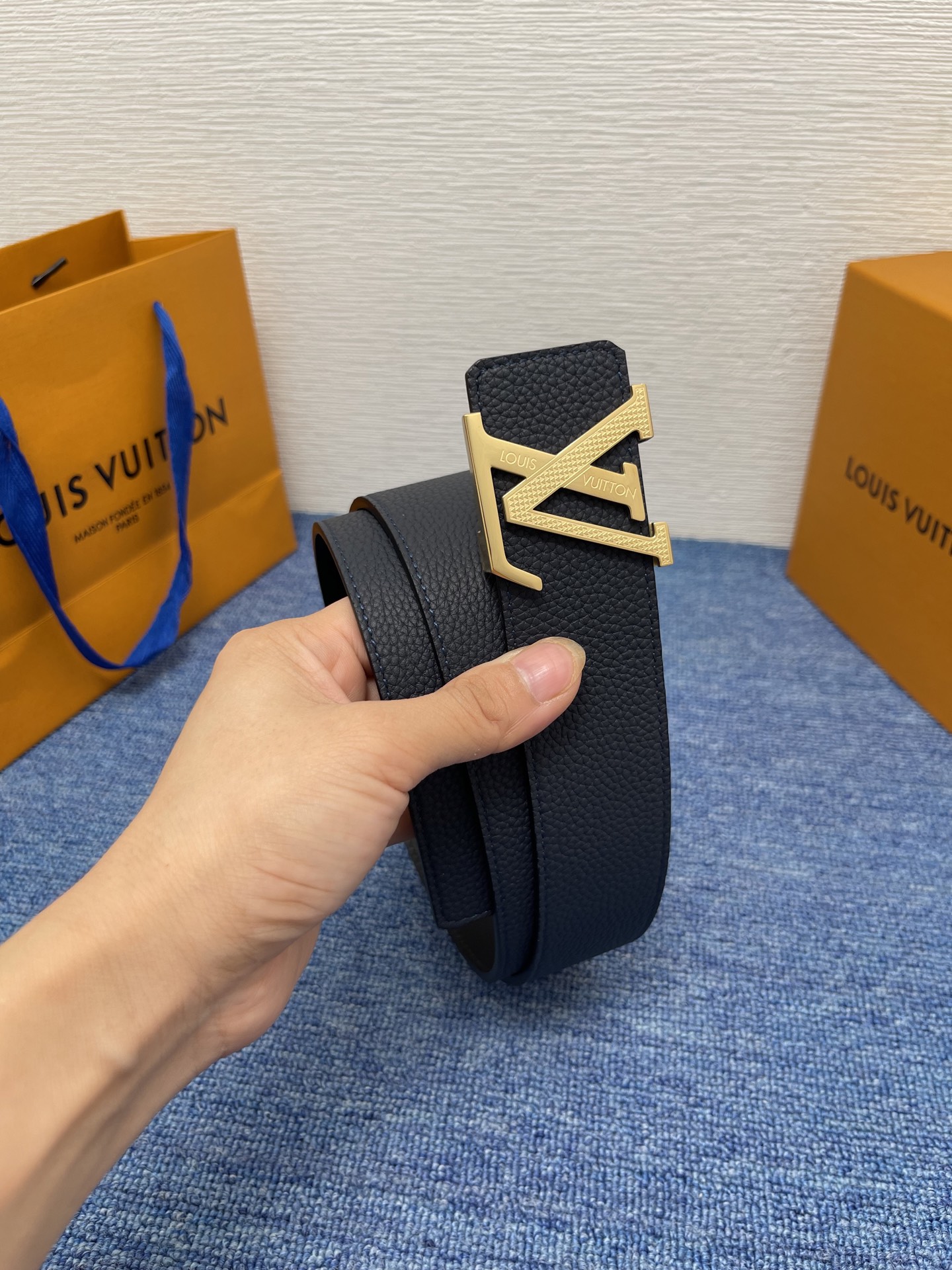 🔴 【品牌】LV  4．0cm 
🔴 【描述】这款饰有LV带扣的腰带配以水牛皮衬里，覆以Monogram