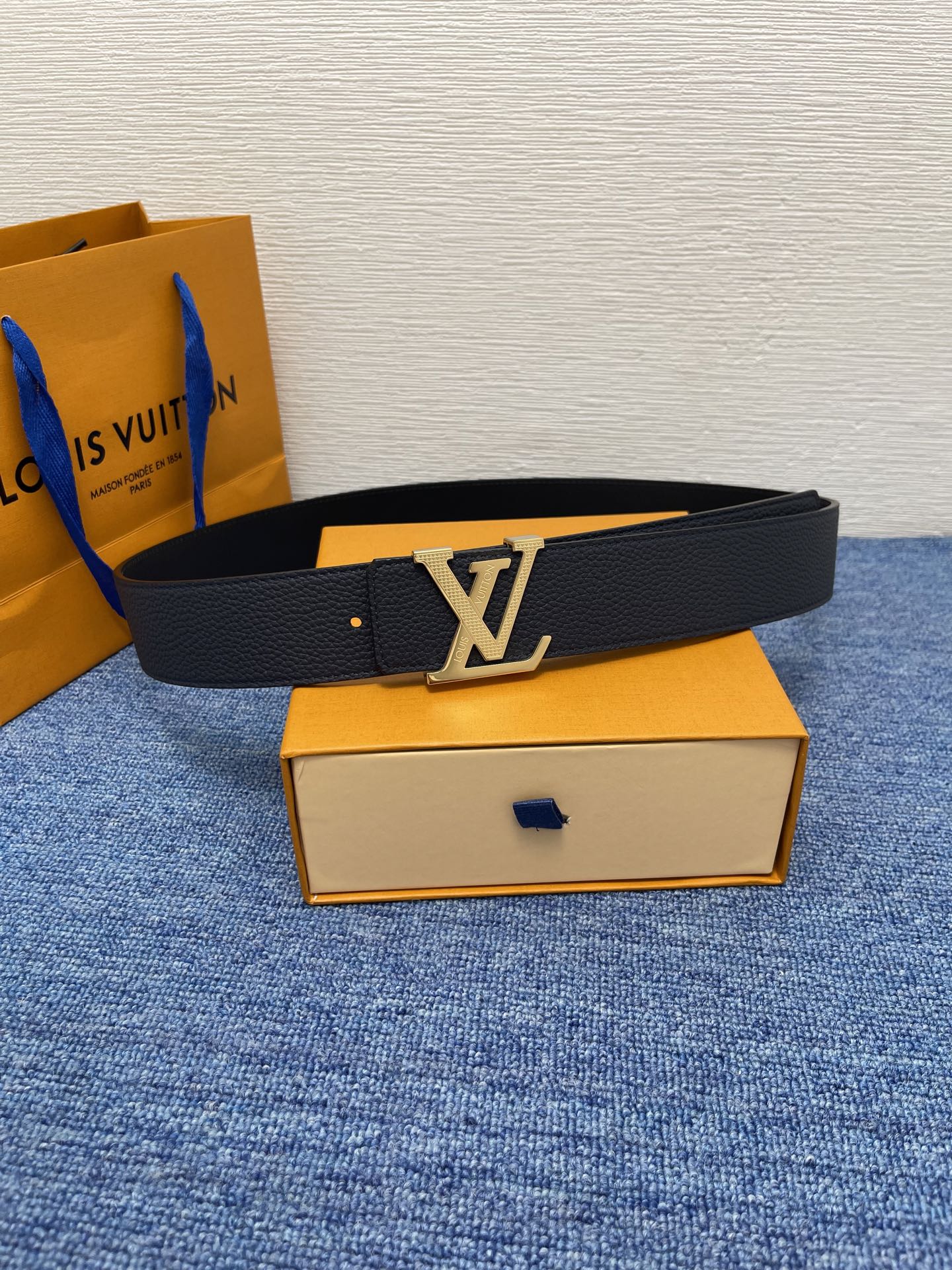 🔴 【品牌】LV  4．0cm 
🔴 【描述】这款饰有LV带扣的腰带配以水牛皮衬里，覆以Monogram
