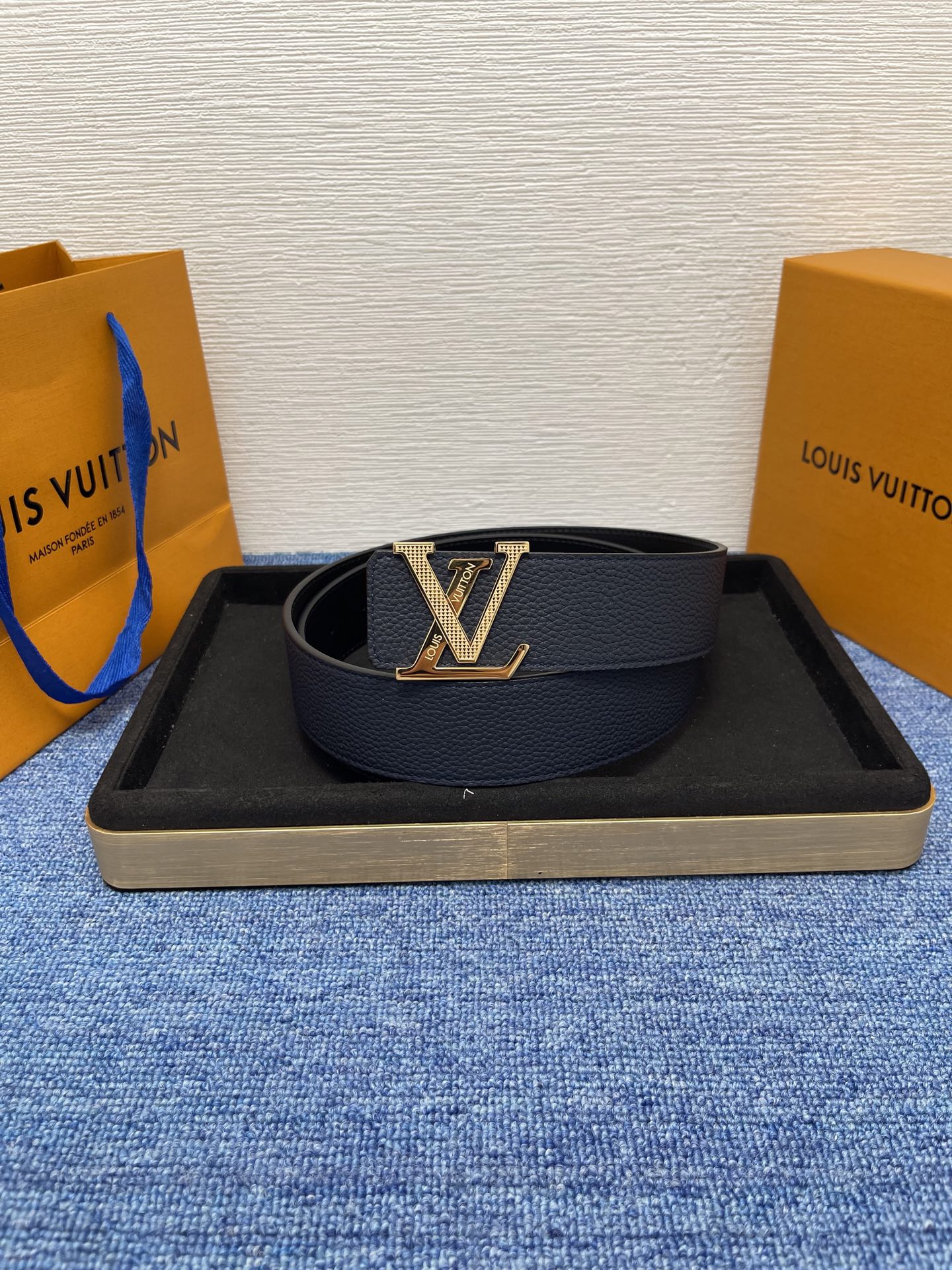 🔴 【品牌】LV  4．0cm 
🔴 【描述】这款饰有LV带扣的腰带配以水牛皮衬里，覆以Monogram