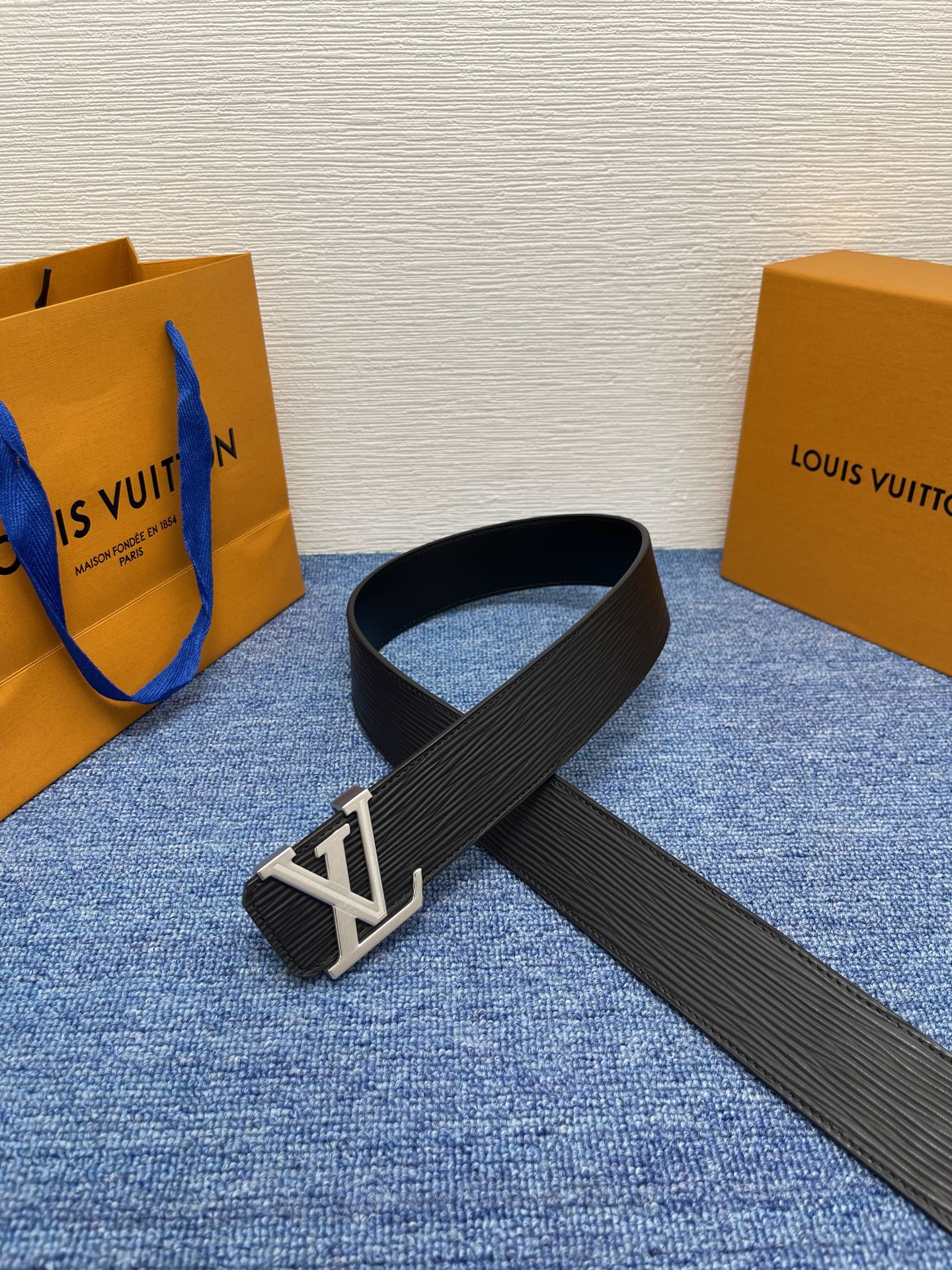 🔴 【品牌】LV  4．0cm 
🔴 【描述】这款饰有LV带扣的腰带配以水牛皮衬里，覆以Monogram