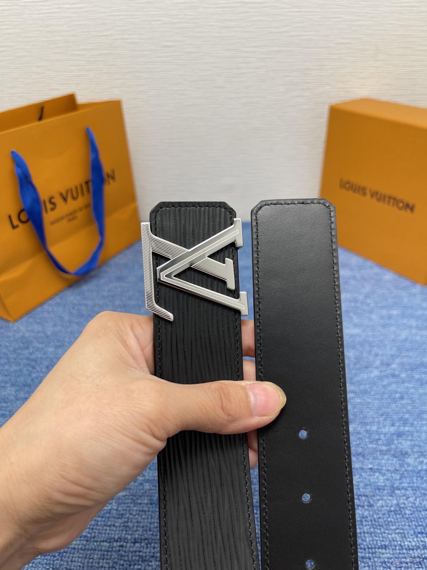 🔴 【品牌】LV  4．0cm 
🔴 【描述】这款饰有LV带扣的腰带配以水牛皮衬里，覆以Monogram