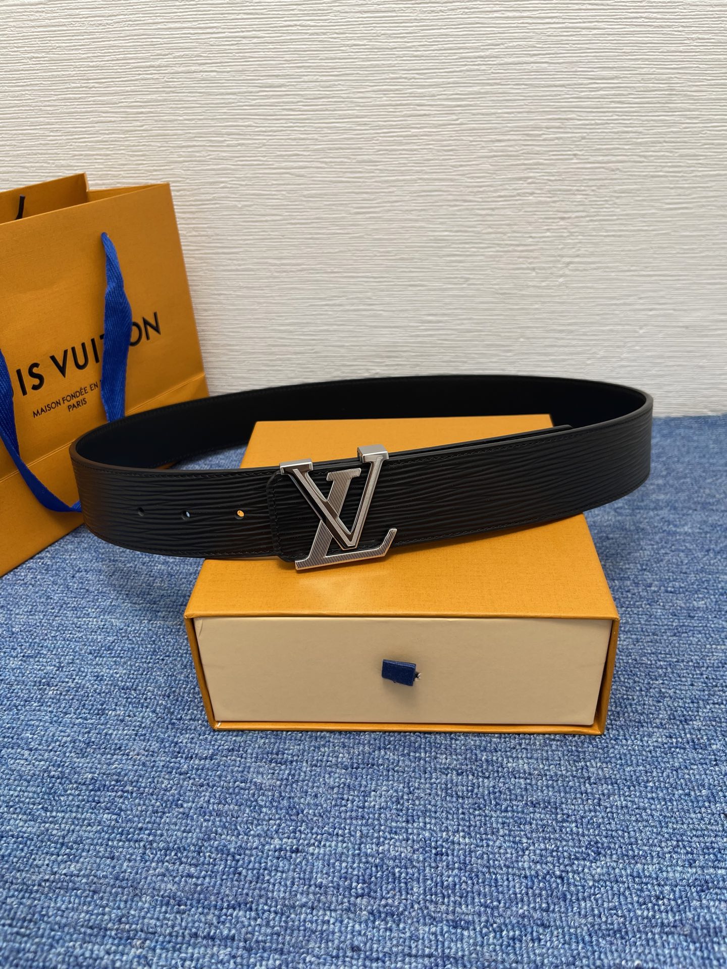 🔴 【品牌】LV  4．0cm 
🔴 【描述】这款饰有LV带扣的腰带配以水牛皮衬里，覆以Monogram