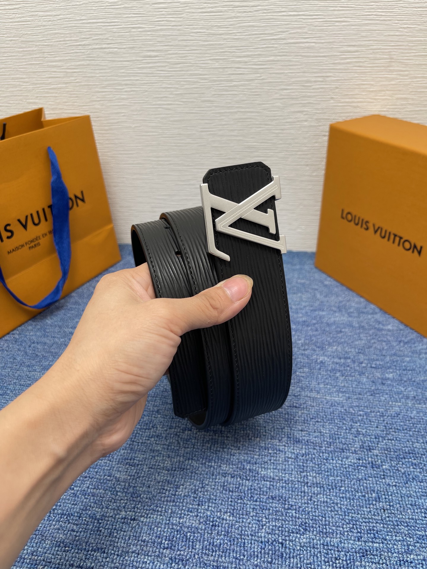 🔴 【品牌】LV  4．0cm 
🔴 【描述】这款饰有LV带扣的腰带配以水牛皮衬里，覆以Monogram