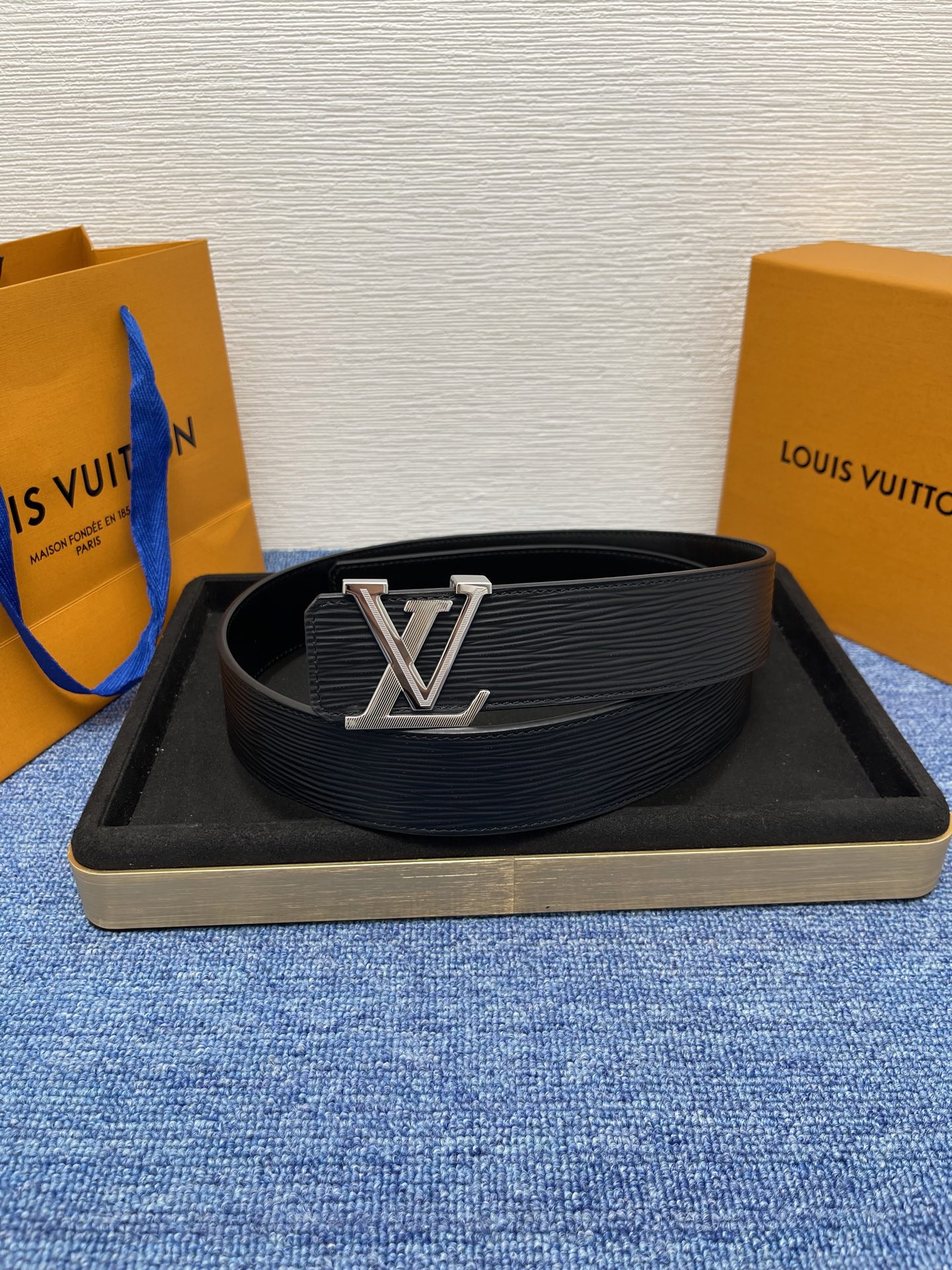 🔴 【品牌】LV  4．0cm 
🔴 【描述】这款饰有LV带扣的腰带配以水牛皮衬里，覆以Monogram