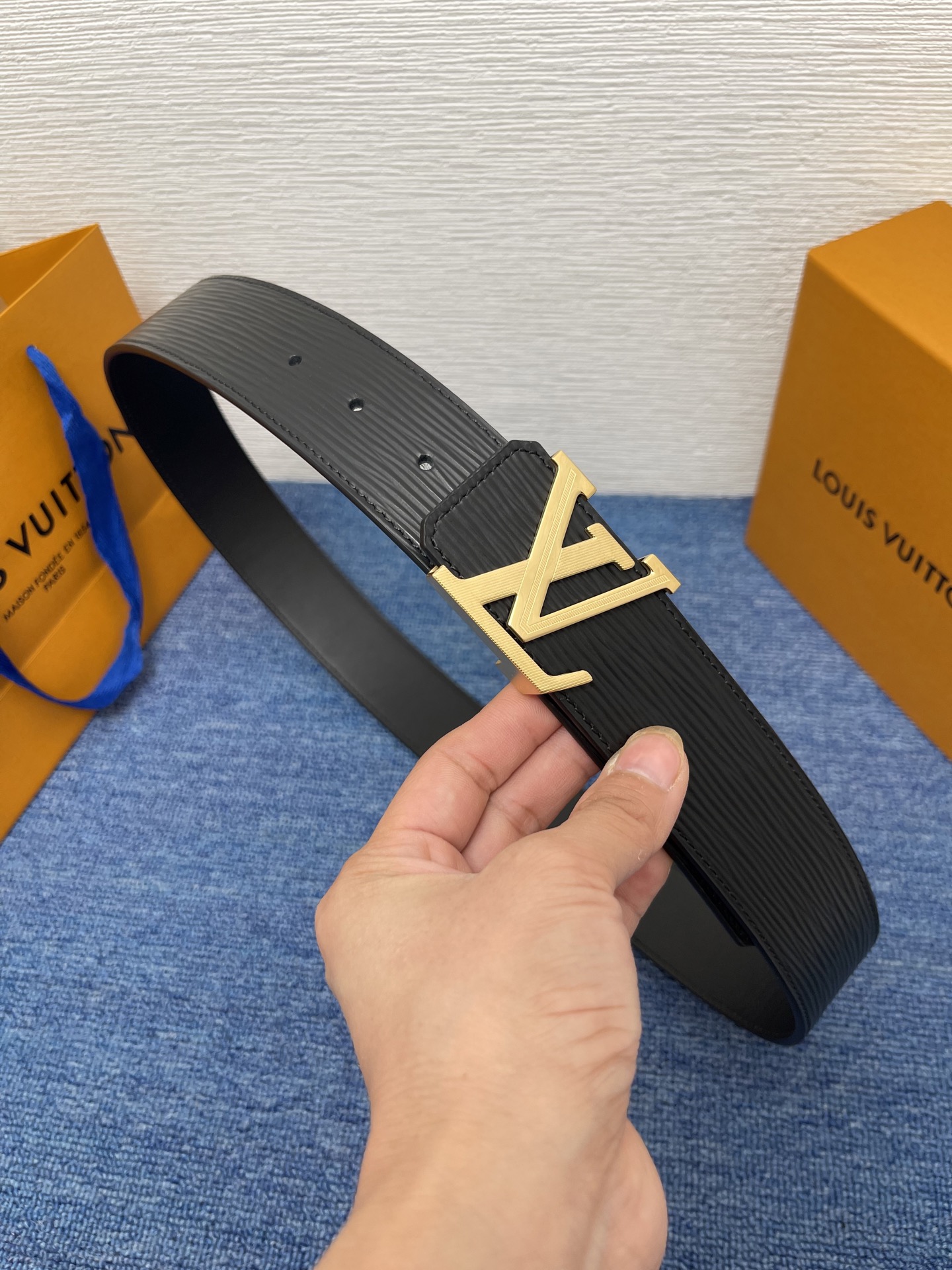 🔴 【品牌】LV  4．0cm 
🔴 【描述】这款饰有LV带扣的腰带配以水牛皮衬里，覆以Monogram