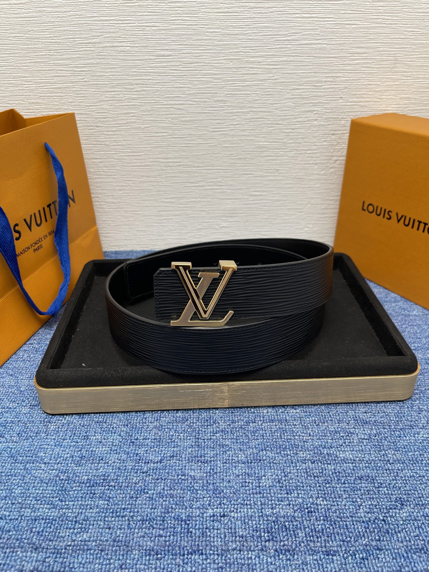 🔴 【品牌】LV  4．0cm 
🔴 【描述】这款饰有LV带扣的腰带配以水牛皮衬里，覆以Monogram