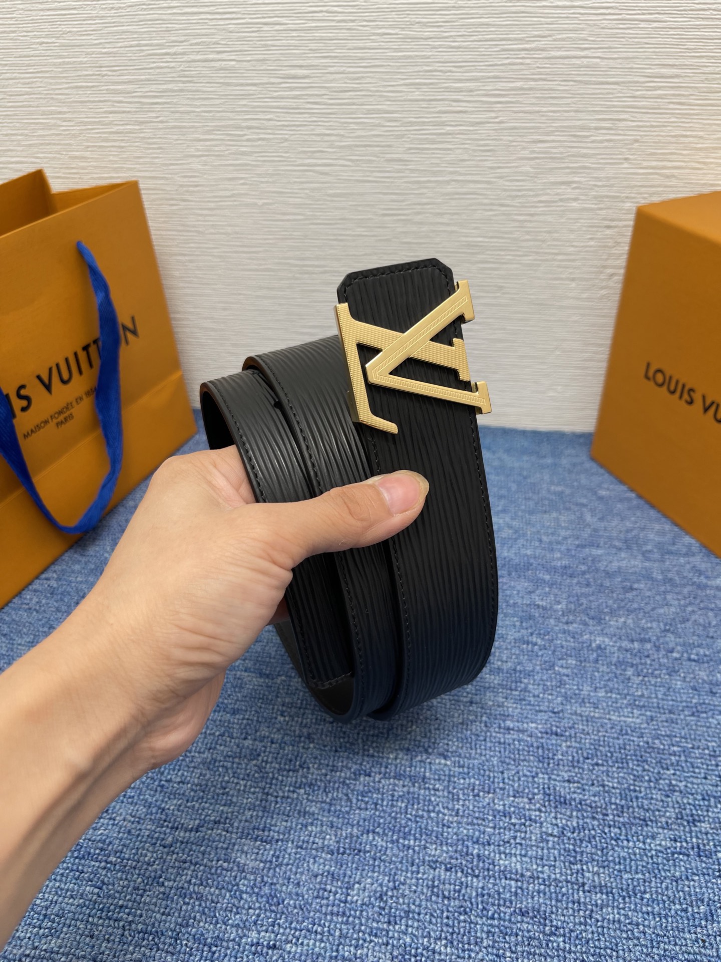 🔴 【品牌】LV  4．0cm 
🔴 【描述】这款饰有LV带扣的腰带配以水牛皮衬里，覆以Monogram