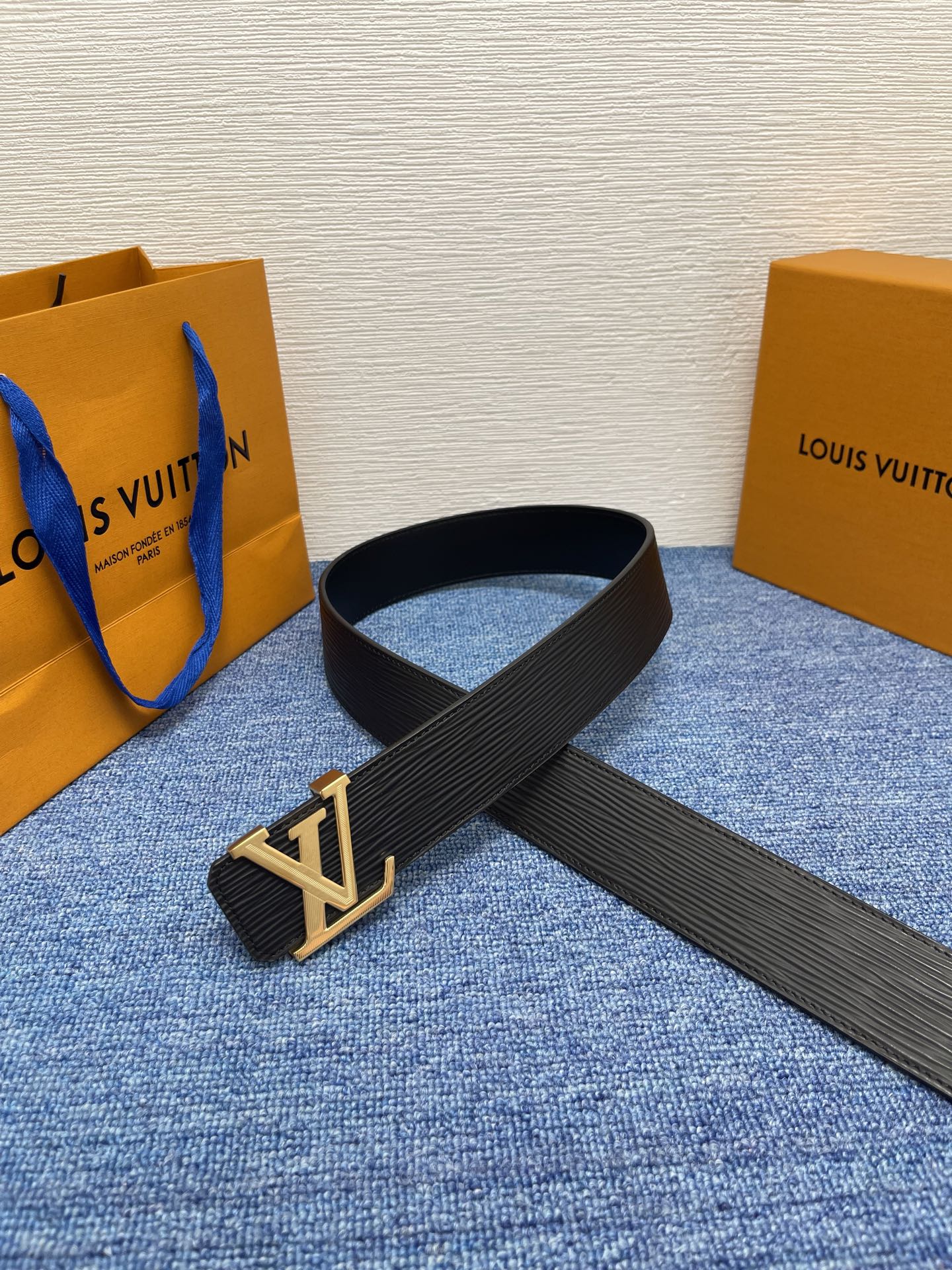 🔴 【品牌】LV  4．0cm 
🔴 【描述】这款饰有LV带扣的腰带配以水牛皮衬里，覆以Monogram